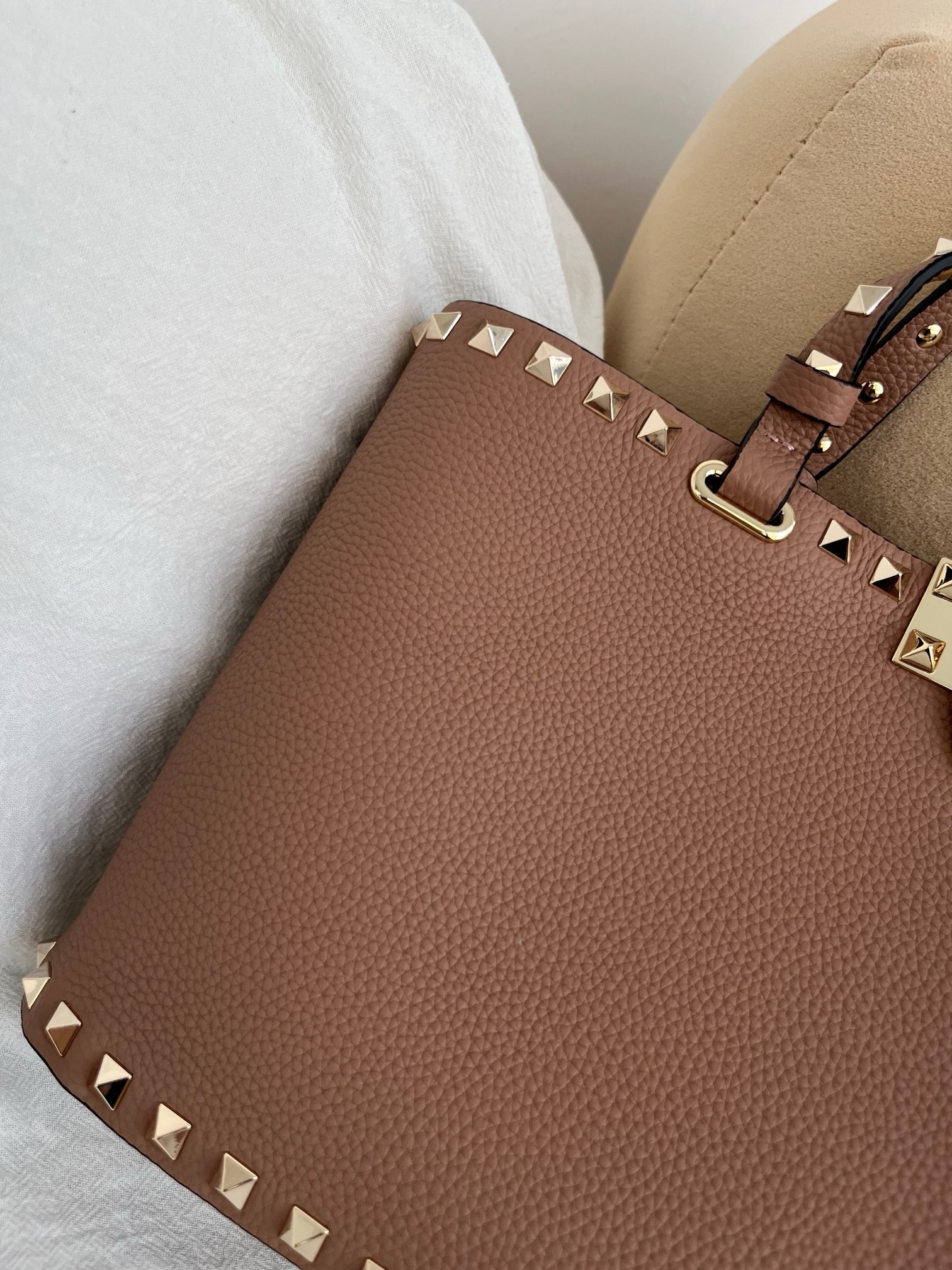 Сумка женская в стиле Valentino Garavani Rockstud таупового цвета