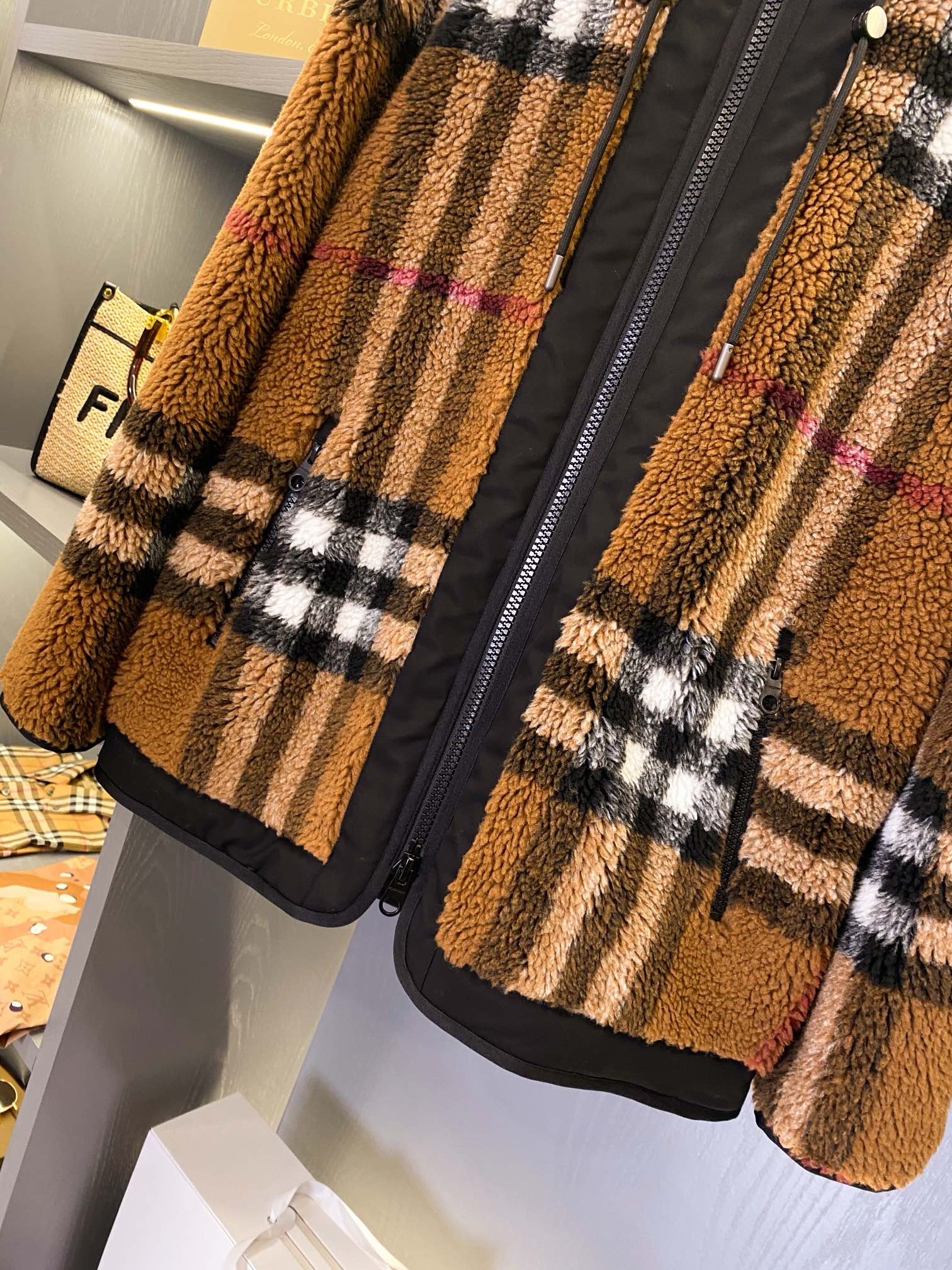 Куртка женская в стиле Burberry чёрно-коричневого цвета