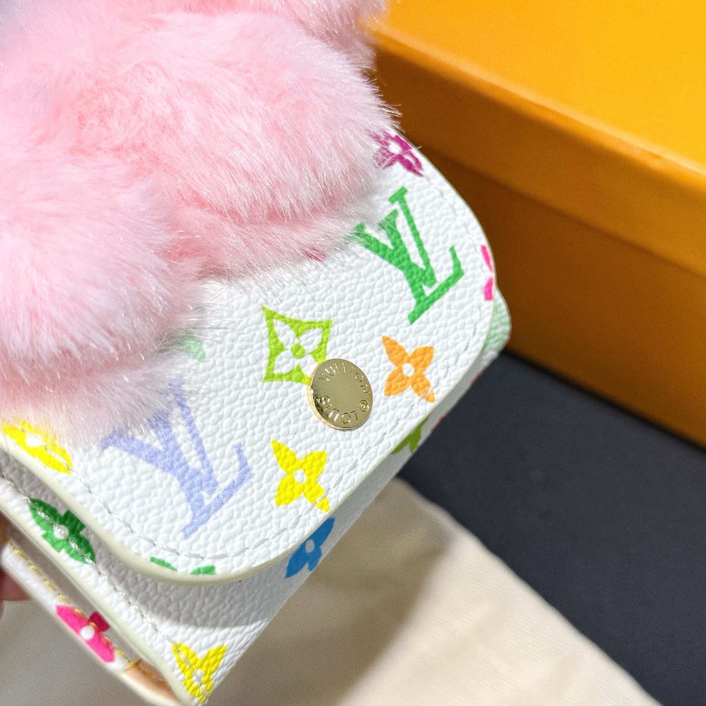 Брелок женский Louis Vuitton LV Cute Capybara розового цвета