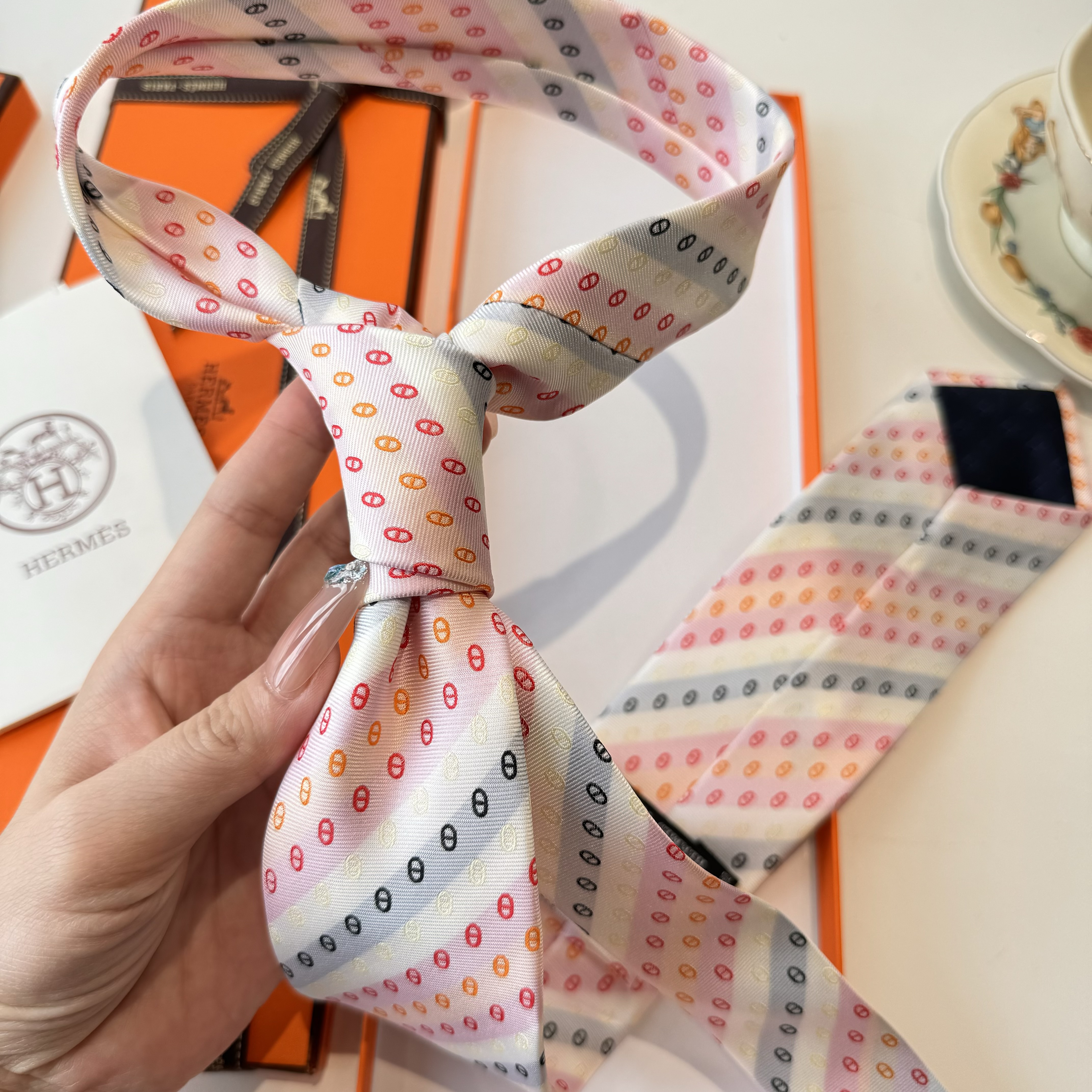 Галстук мужской в стиле Hermès белого цвета с диагональным узором