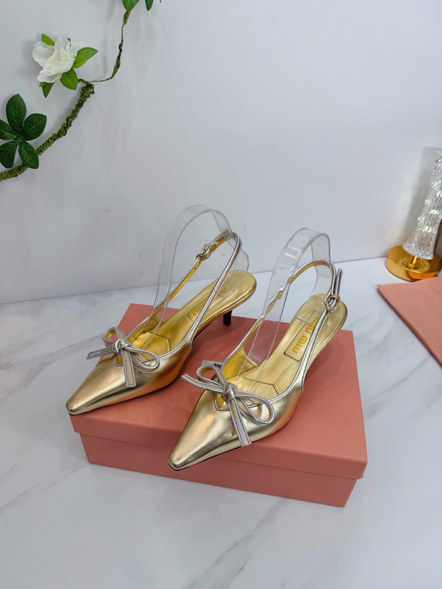 Туфли женские Miu Miu слингбэк золотого цвета