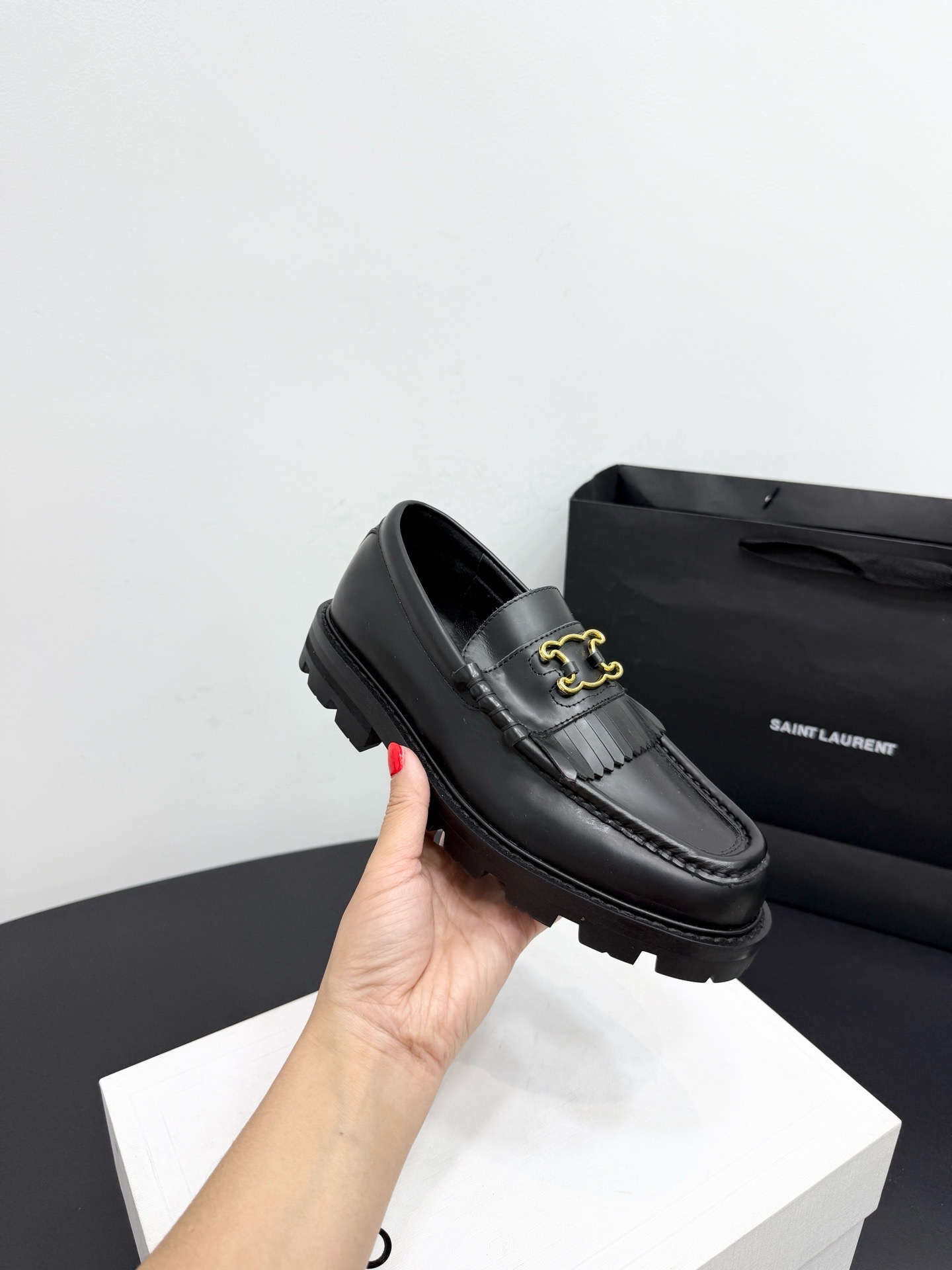 Лоферы женские в стиле Celine Triomphe с кисточками из натуральной кожи черного цвета