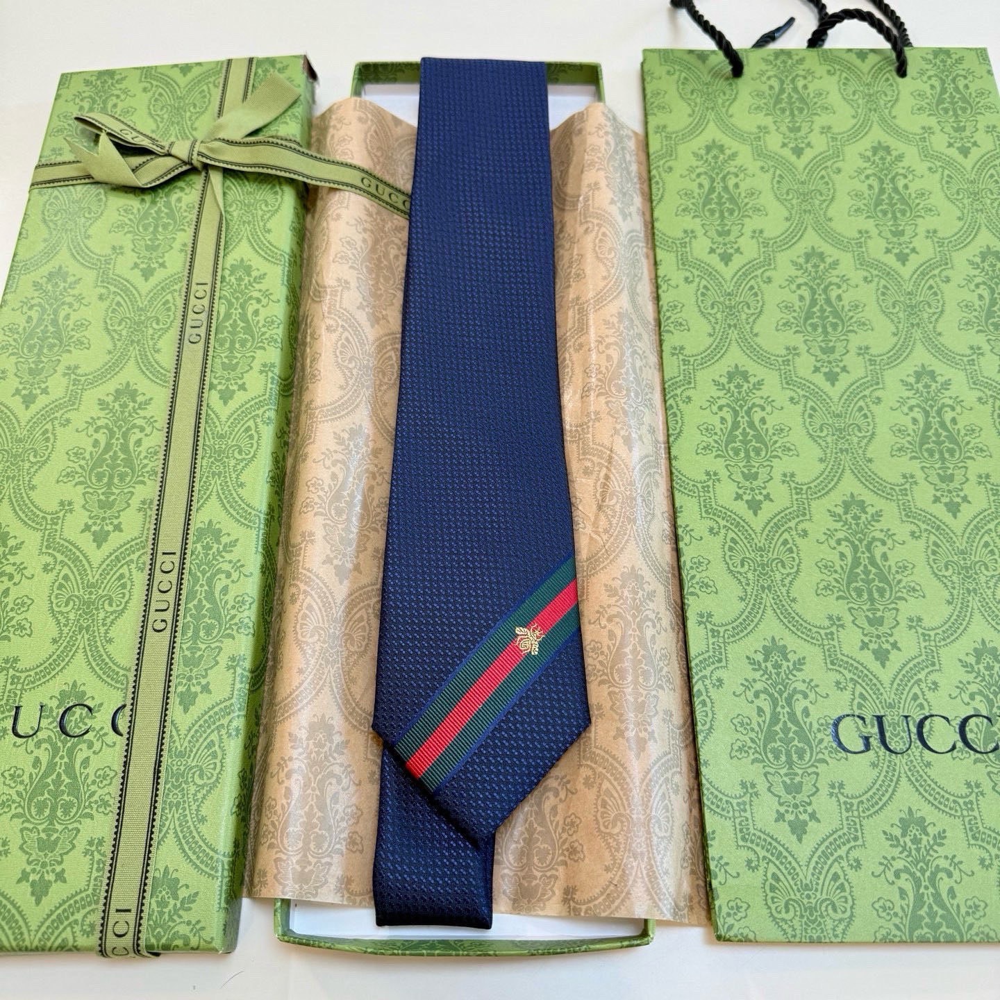 Галстук мужской в стиле Gucci бордового цвета с фирменной полосой