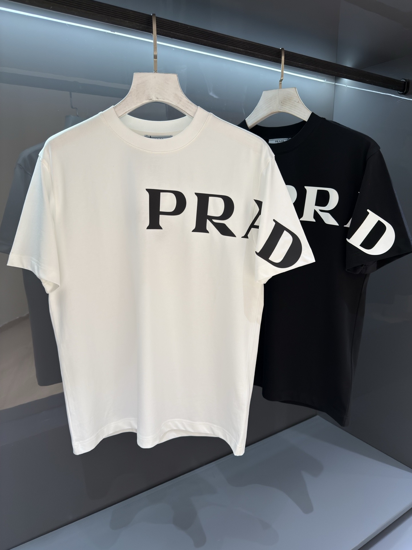 Футболка мужская в стиле Prada с логотипом хлопковая базовая белого и чёрного цвета