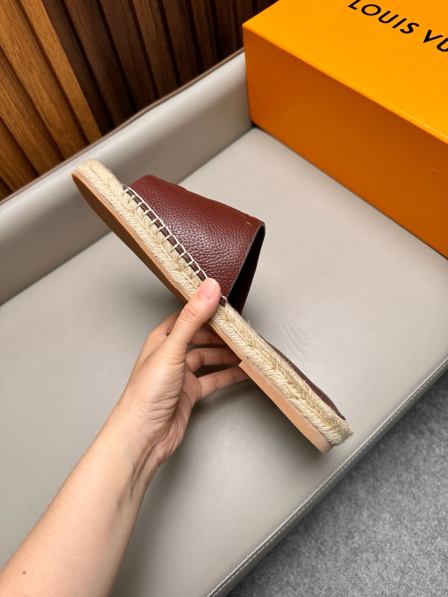 Шлёпанцы мужские в стиле Louis Vuitton бордового цвета