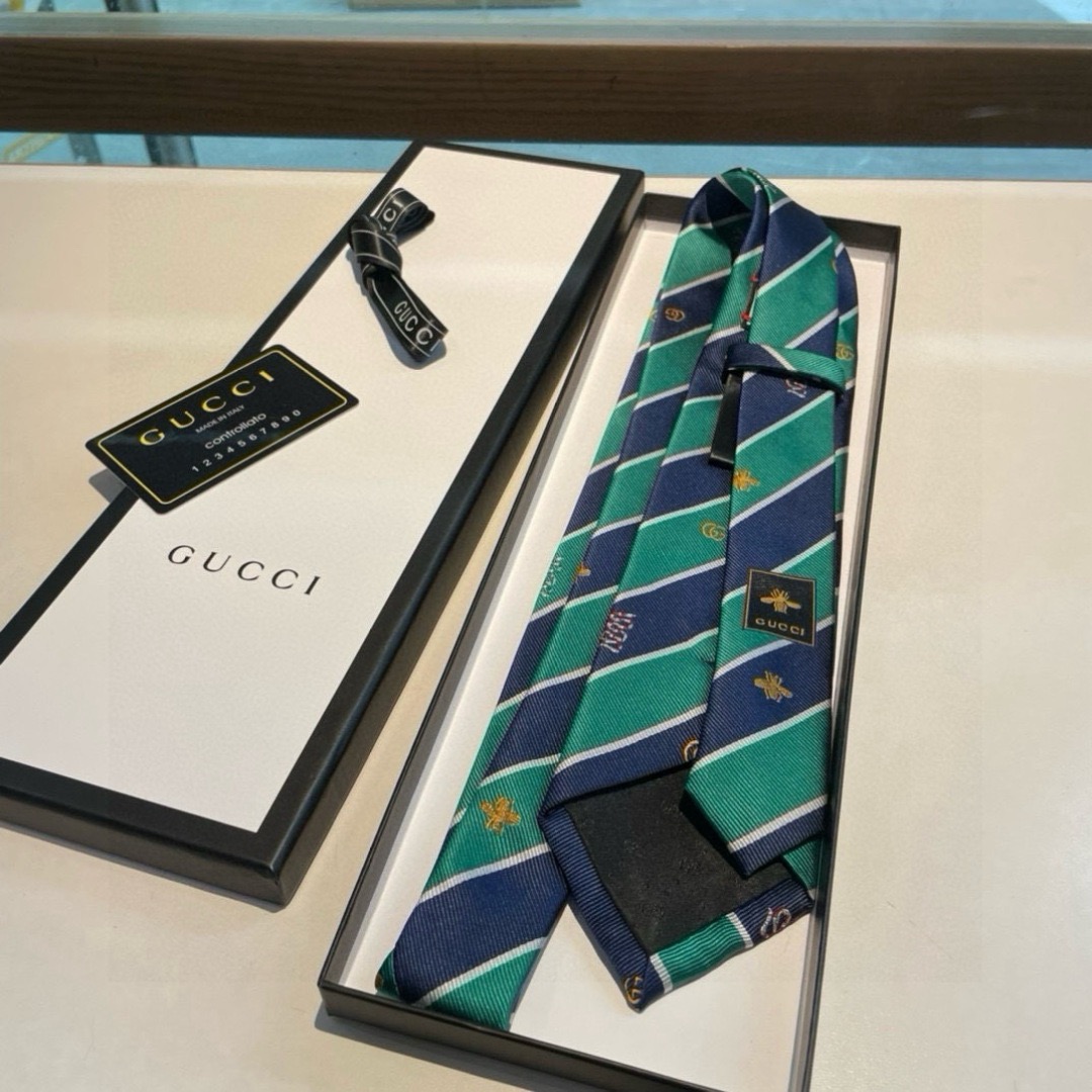 Галстук мужской в стиле Gucci  зелёно-синего цвета с диагональными полосами и вышивкой пчёл
