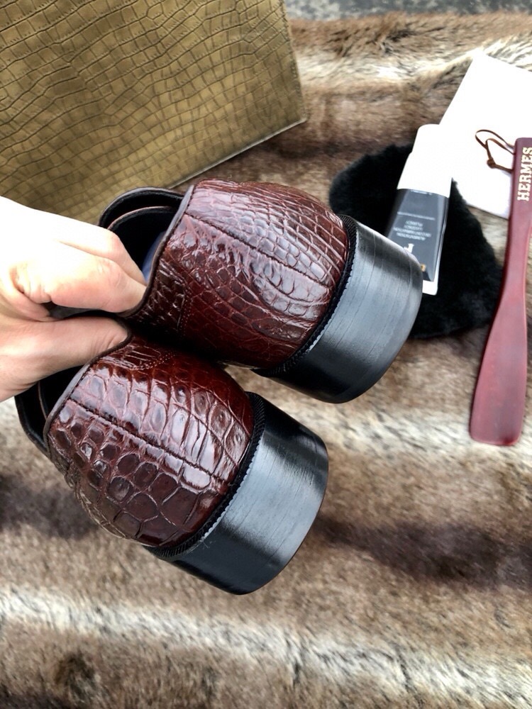 Туфли мужские Hermès из кожи крокодила коричневого цвета