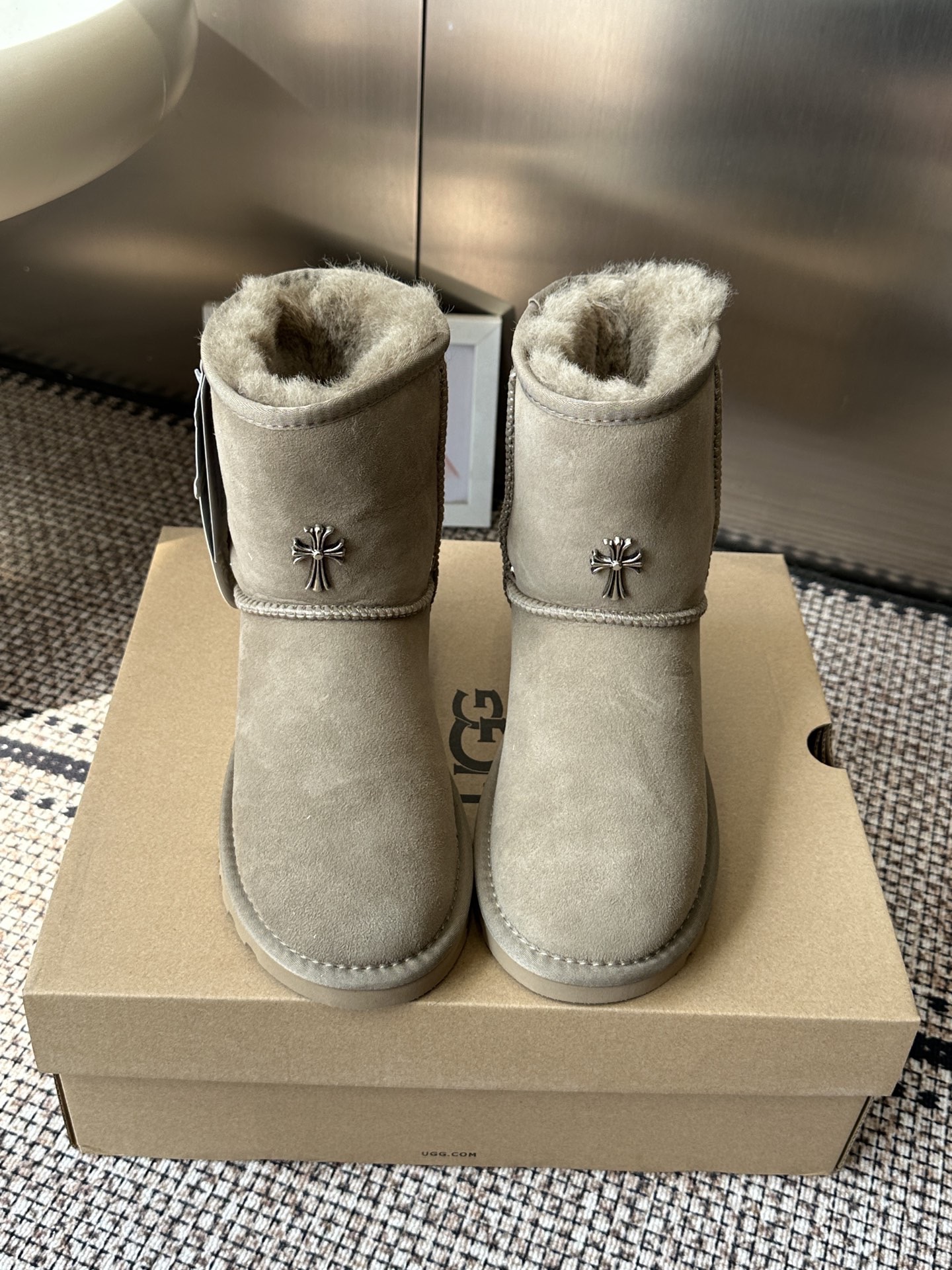 Угги женские UGG x Chrome Hearts Classic Short II бежевого цвета