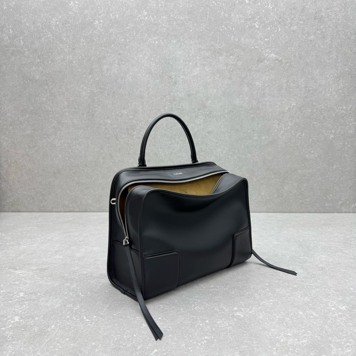 Сумка Loewe Amazona 180 чёрного цвета