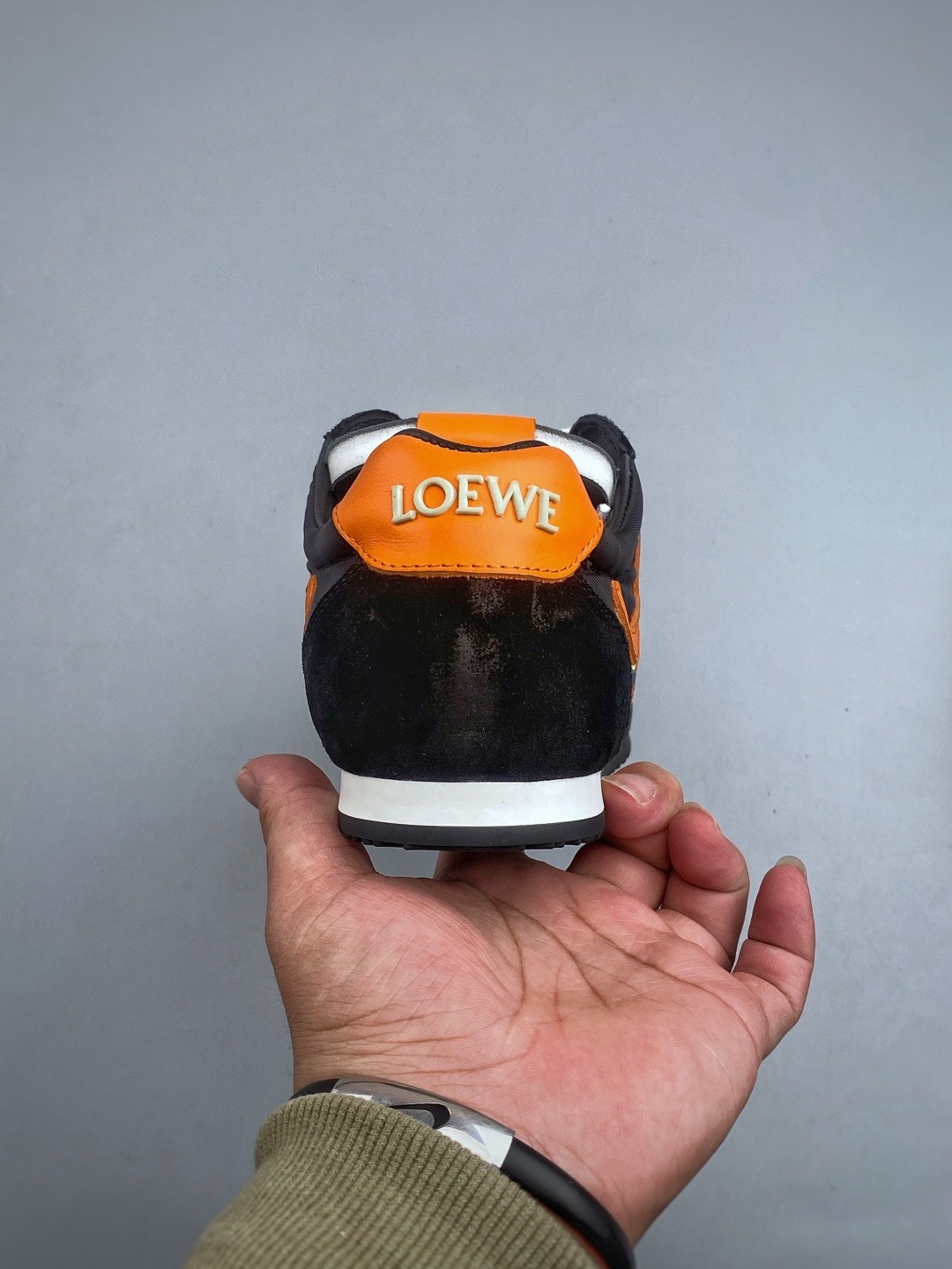 Кроссовки женские в стиле Loewe Flow Runner черного цвета с оранжевыми вставками