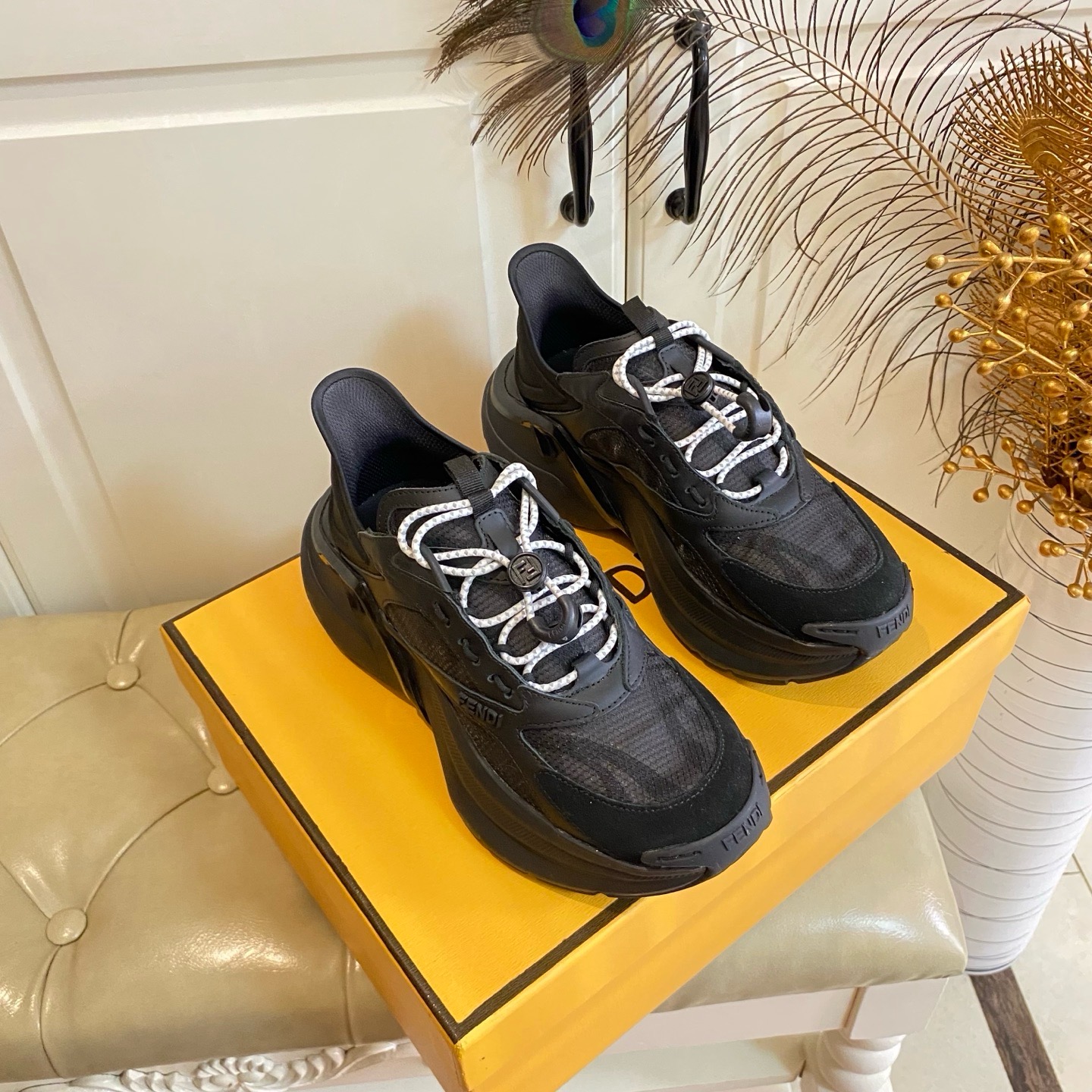 Кроссовки женские в стиле Fendi F-Light чёрного цвета