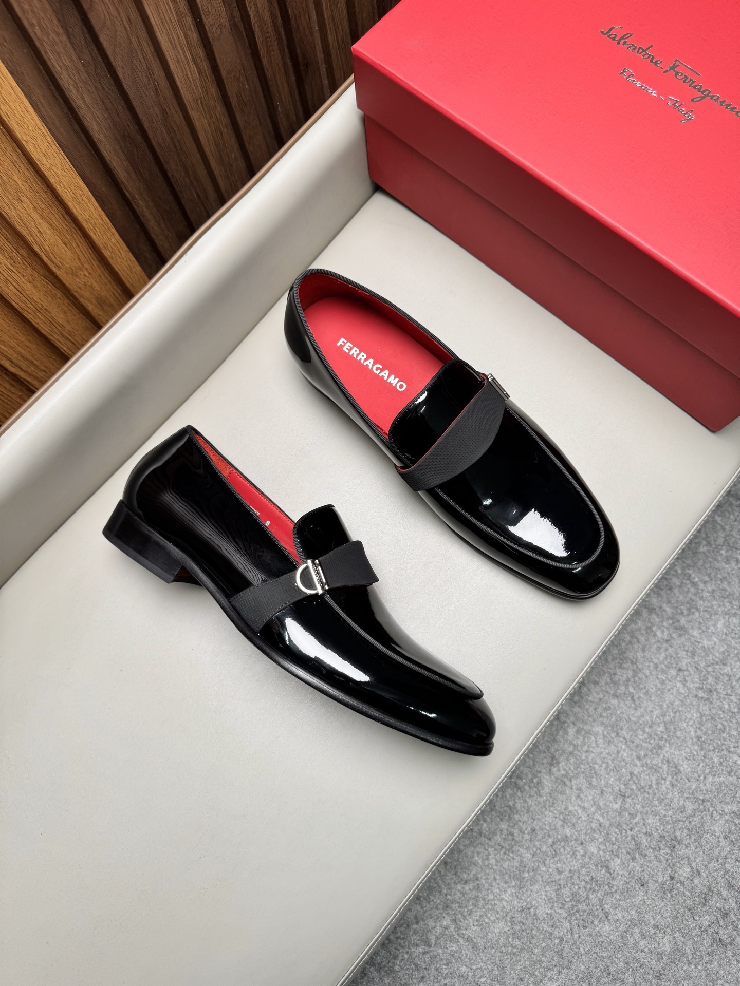 Лоферы мужские в стиле Ferragamo Gancini черного цвета