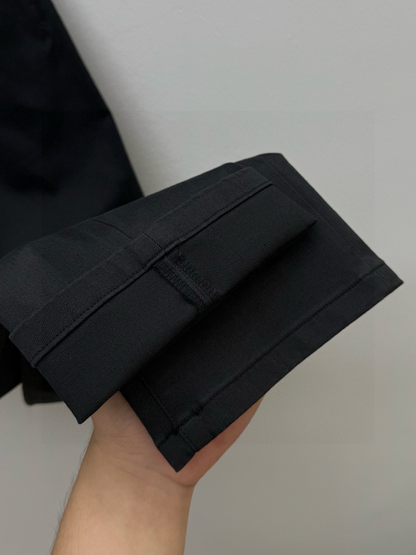 Джинсы мужские в стиле Zegna  чёрного цвета с кожаным патчем