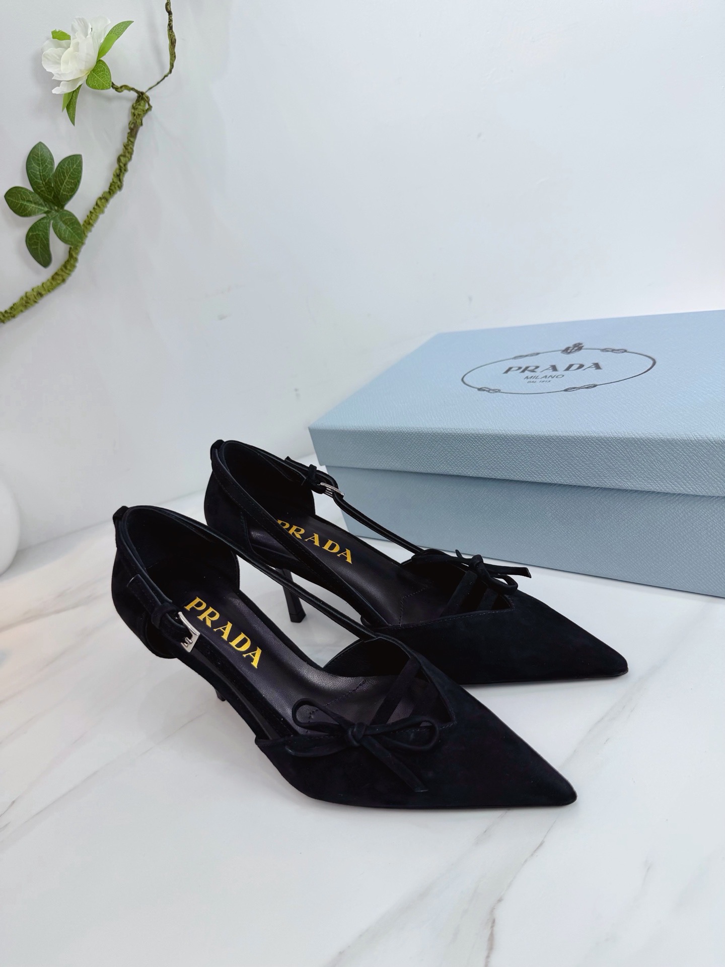 Туфли женские Prada из натуральной замши чёрного цвета