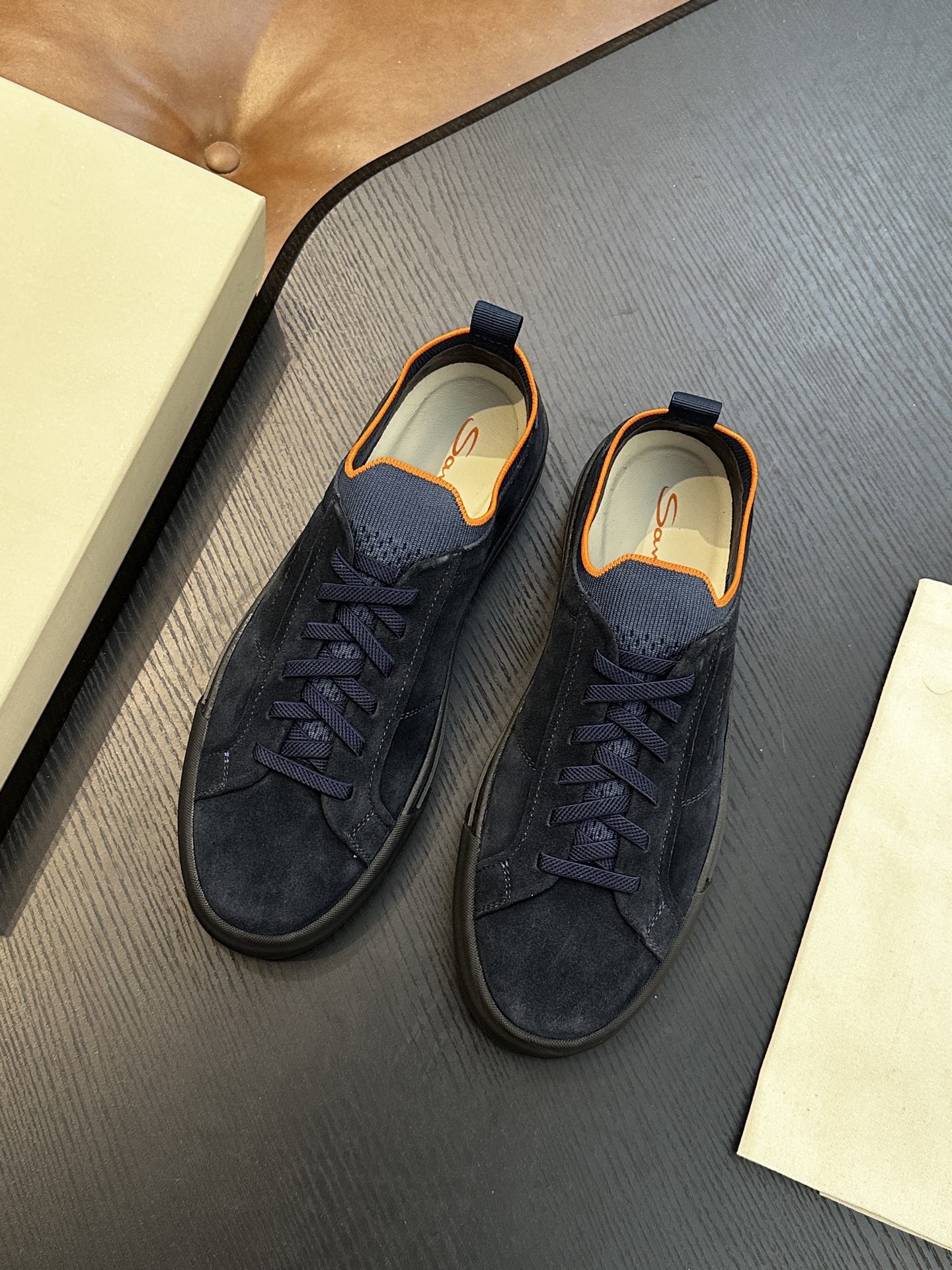 Кроссовки мужские в стиле Santoni из натуральной зернистой кожи темно-синего цвета