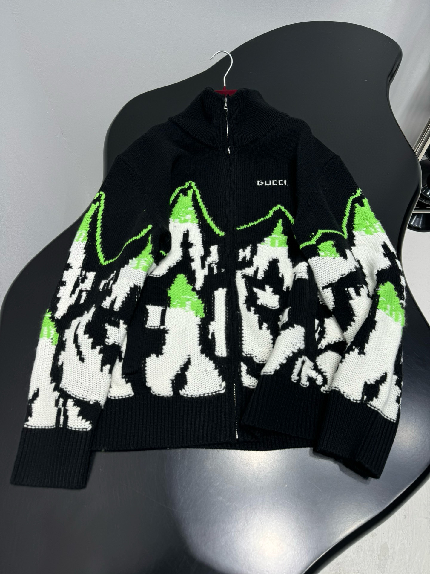 Куртка вязаная мужская в стиле Gucci из шерстяного трикотажа чёрно-белого цвета с жаккардовым узором