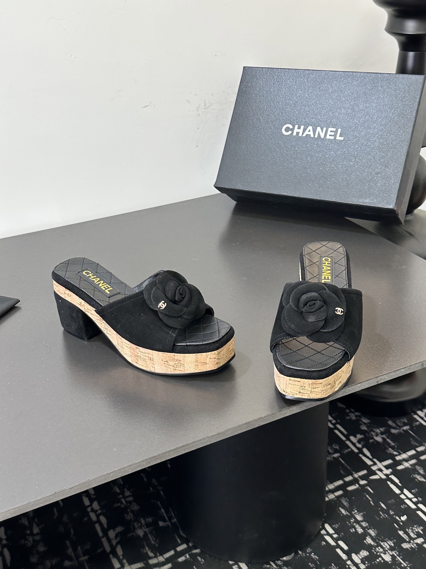 Мюли женские в стиле Chanel с цветком камелии чёрного цвета