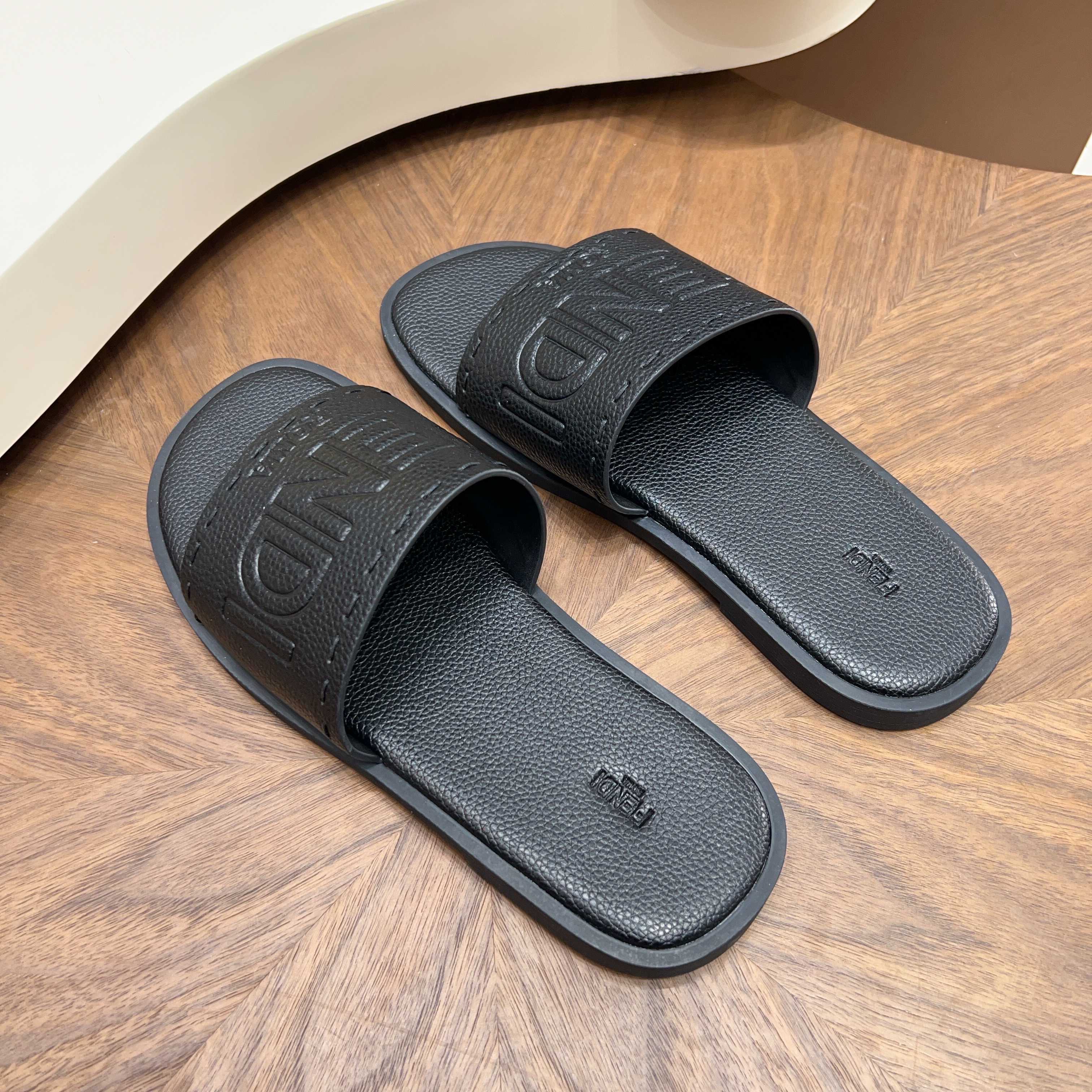 Сандалии мужские в стиле Fendi черного цвета