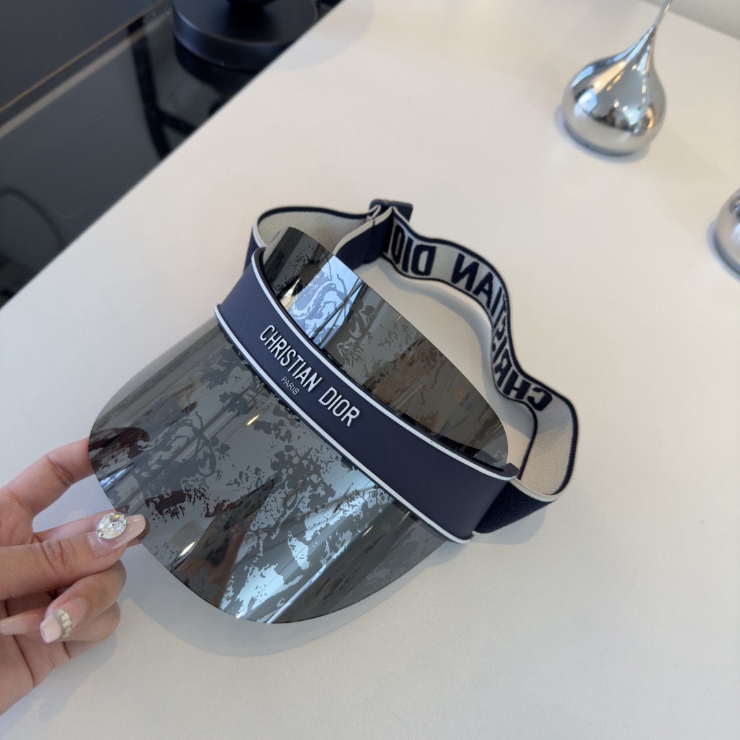 Козырёк женский в стиле Chanel серебристого цвета