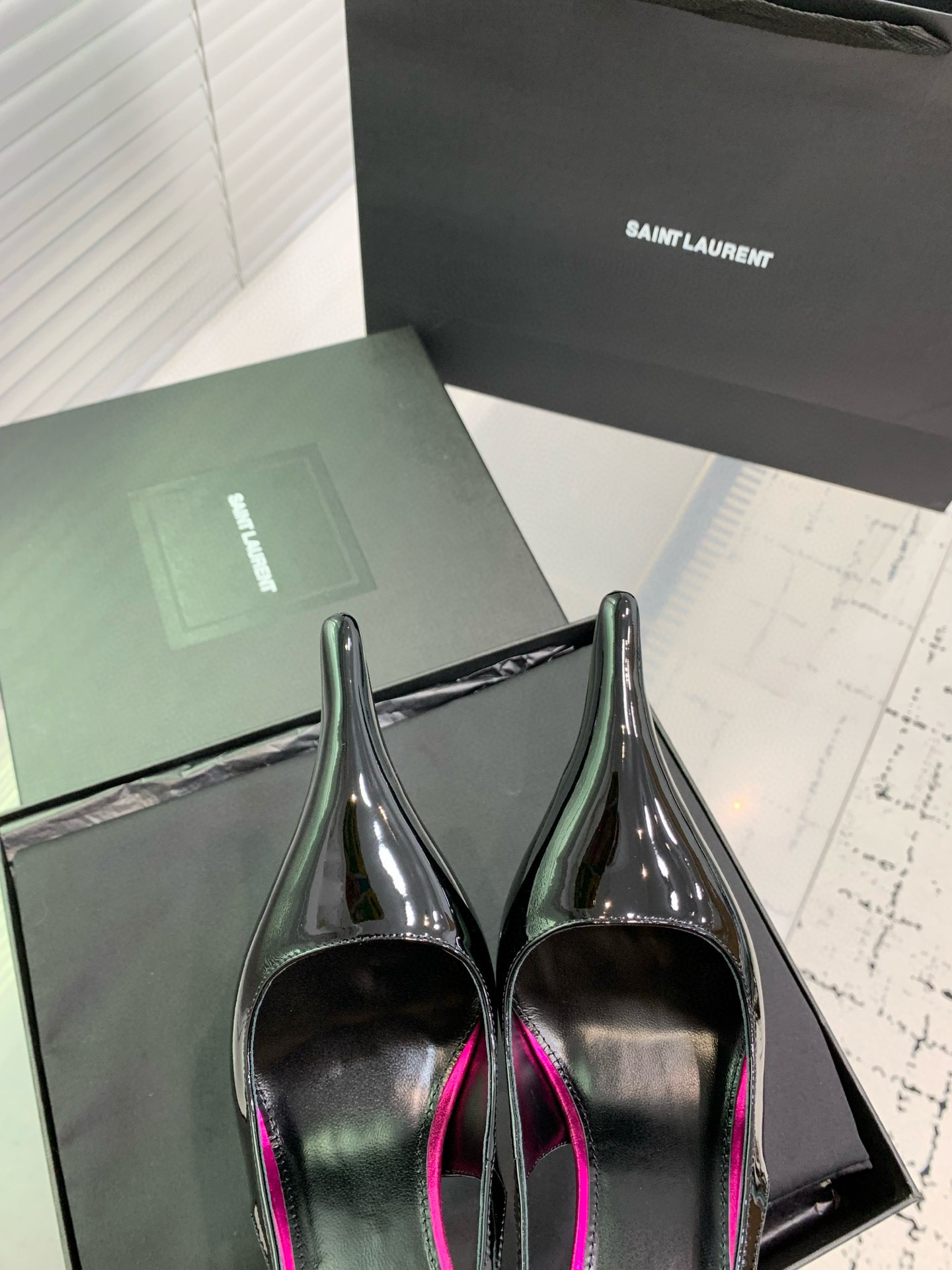Туфли женские Saint Laurent slingback чёрного цвета с розовыми акцентами