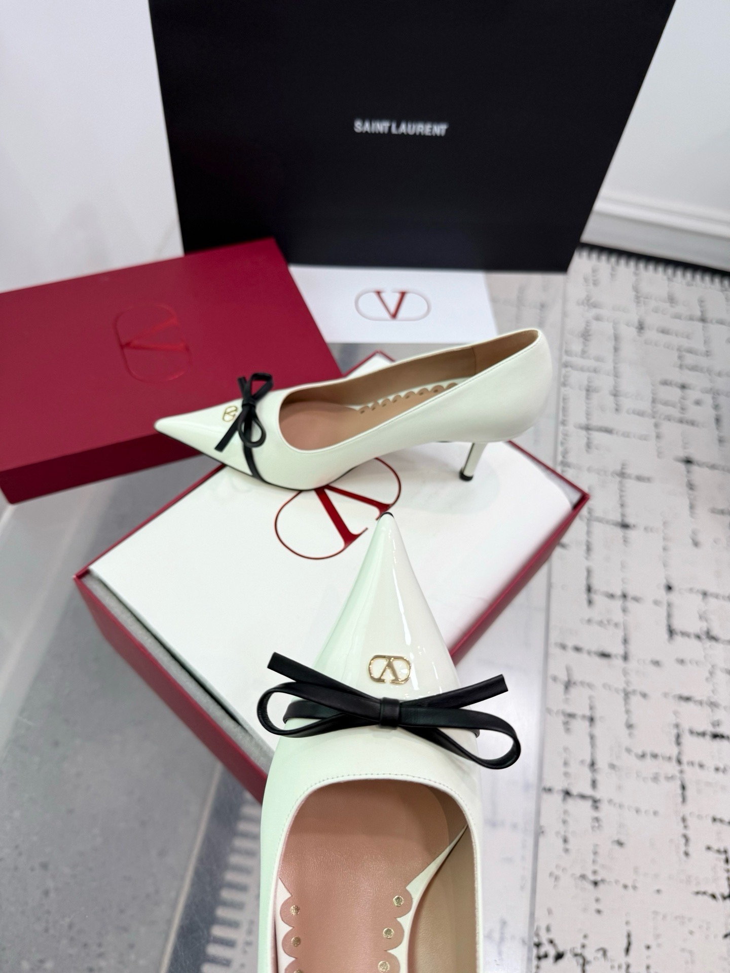 Туфли женские Valentino Garavani VLogo с бантом молочного цвета