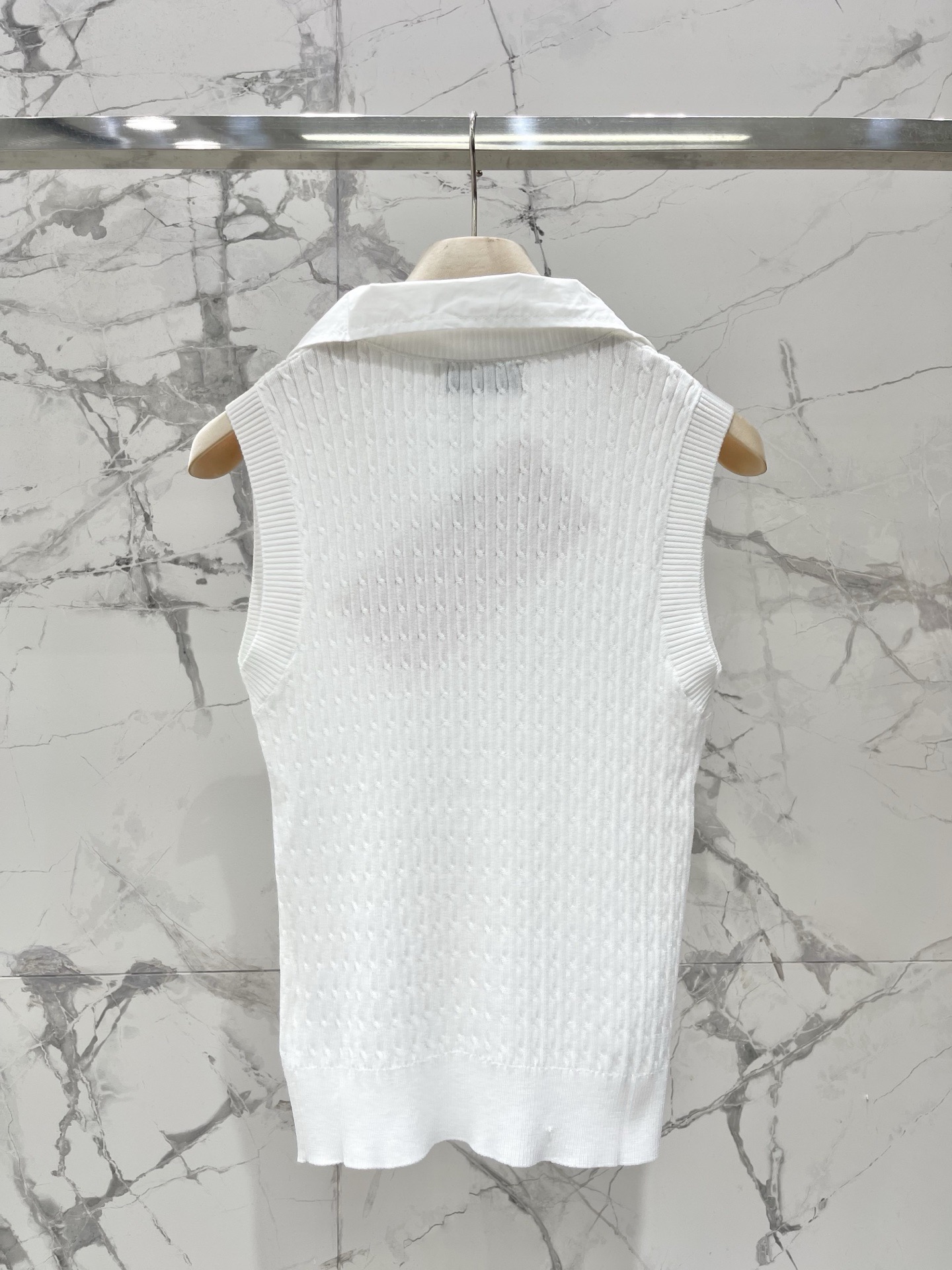 Топ женский в стиле Miu Miu вязаный с отложным воротником без рукавов белого цвета