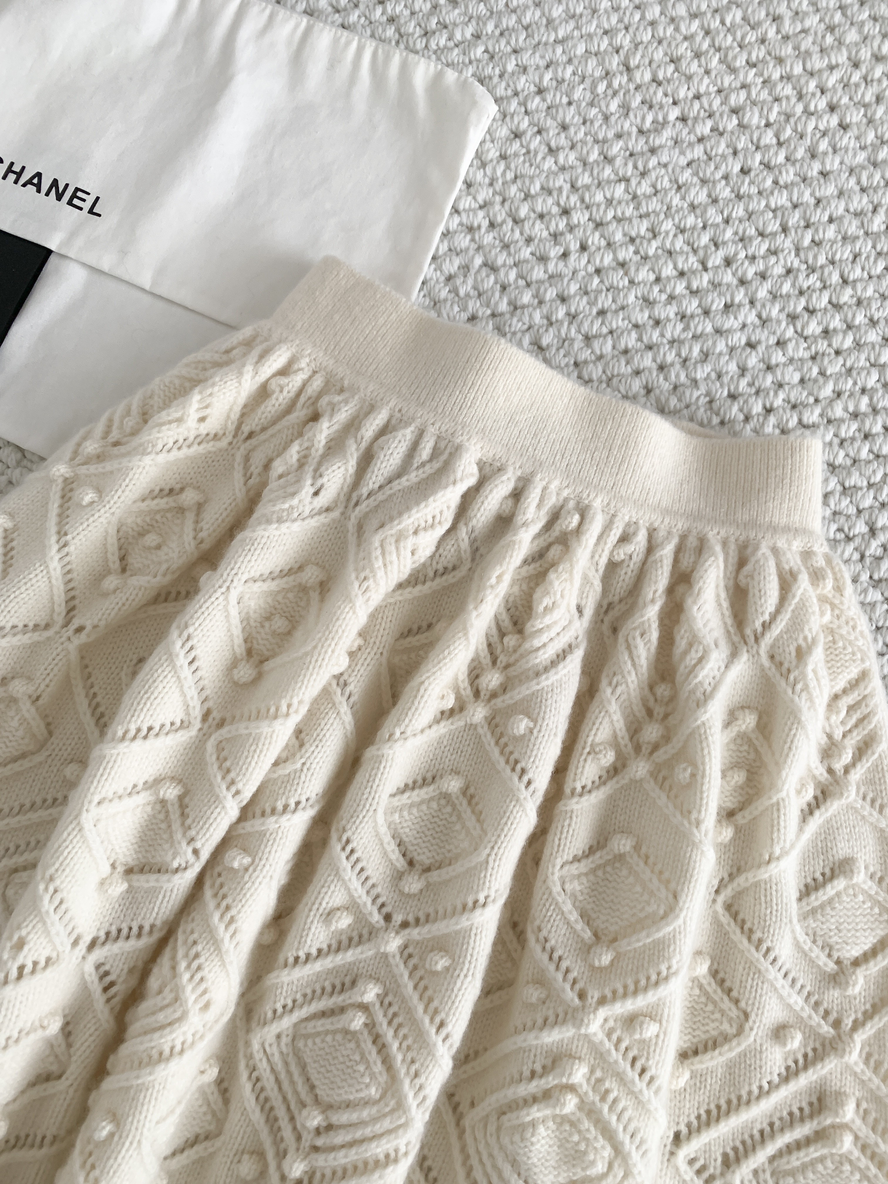 Юбка женская в стиле Loro Piana из кашемира с фактурной вязкой молочного цвета