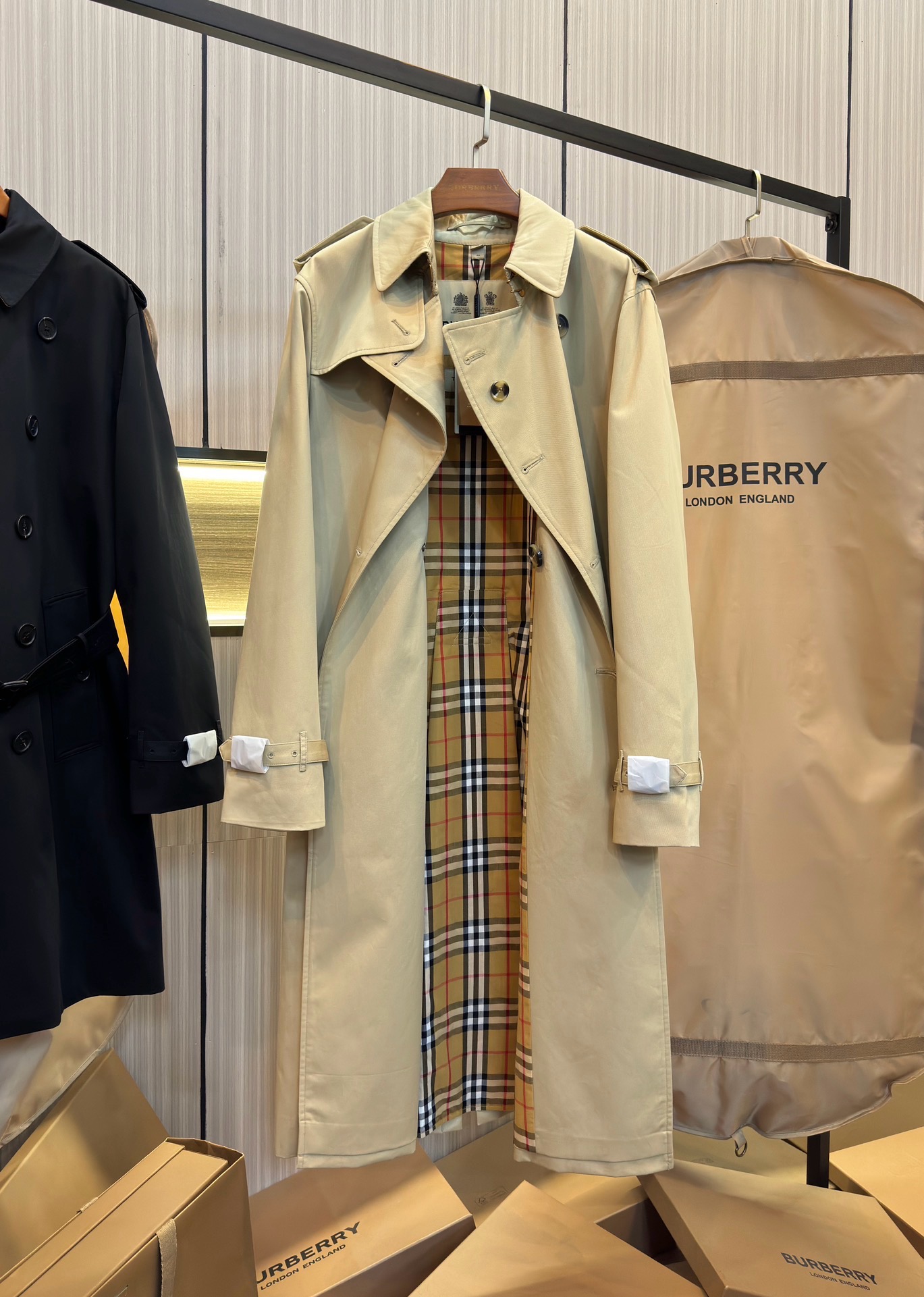 Тренч мужской Burberry Heritage Kensington Long бежевого цвета