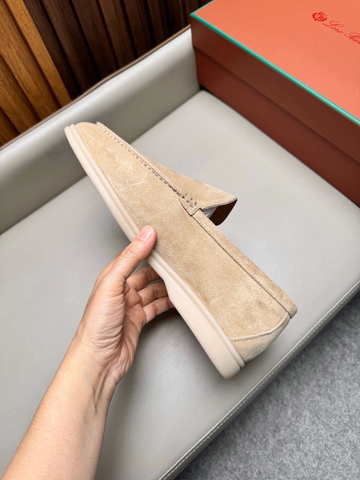 Лоферы унисекс в стиле Loro Piana из натуральной замши бежевого цвета