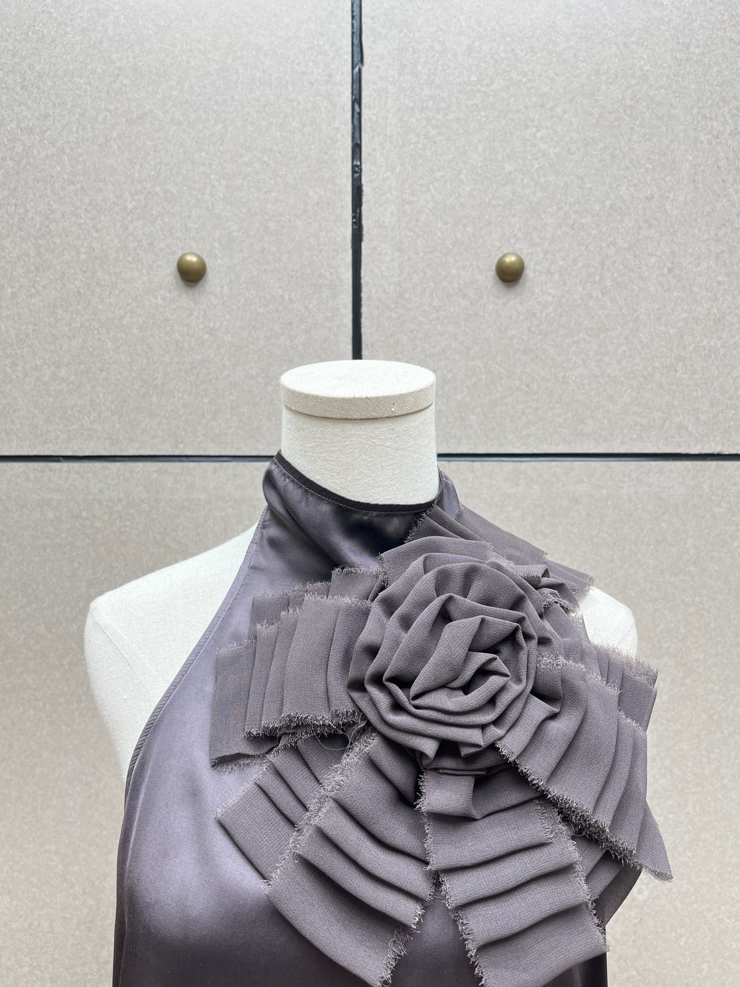 Топ женский асимметричный из вискозного текстиля графитового цвета с декоративным цветком