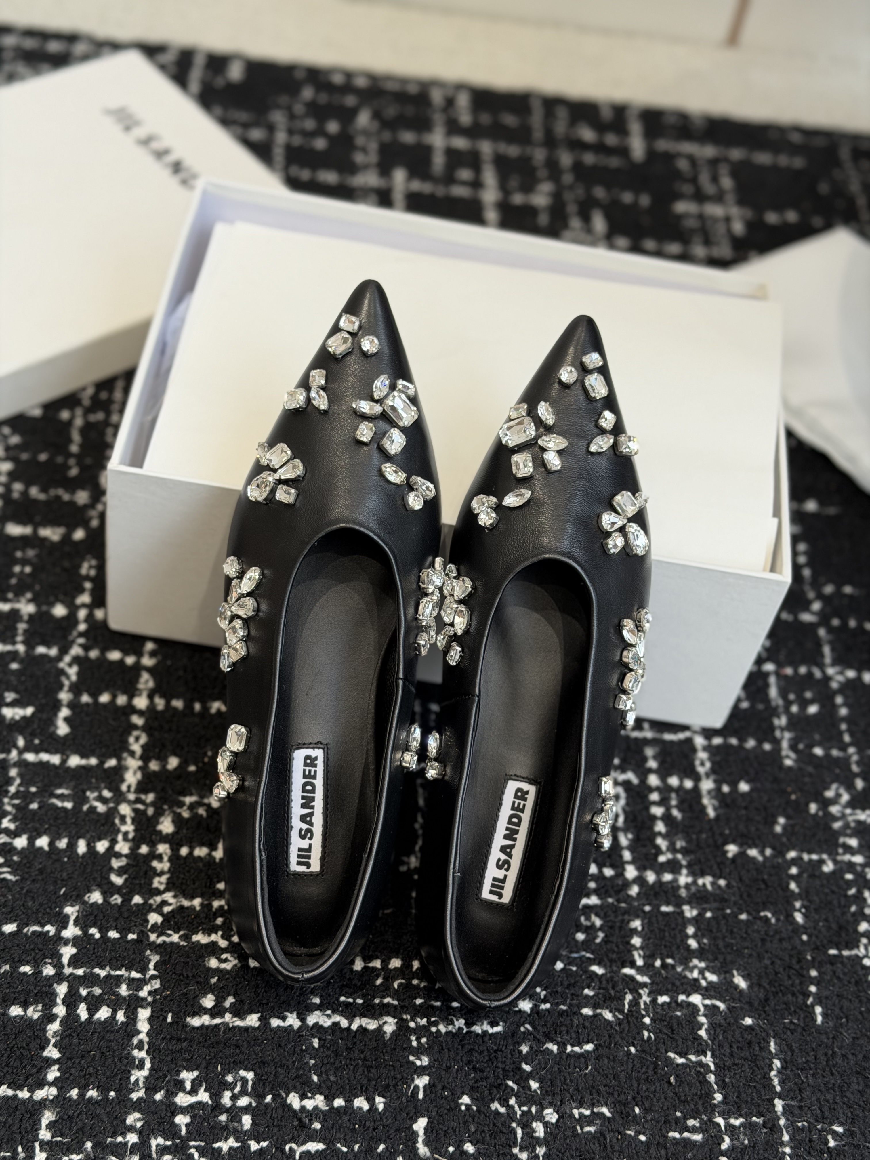 Балетки женские в стиле Jil Sander с кристаллами черного цвета