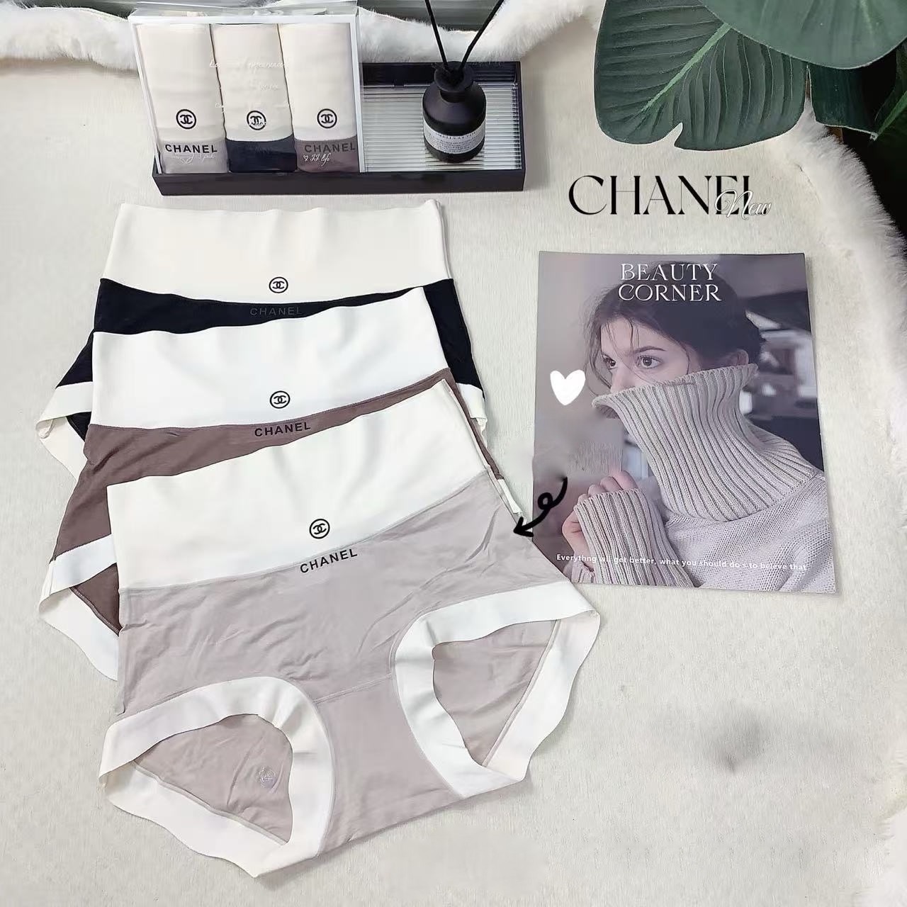 Трусы женские Chanel из хлопка и эластана с кружевной отделкой (набор 3 шт.)