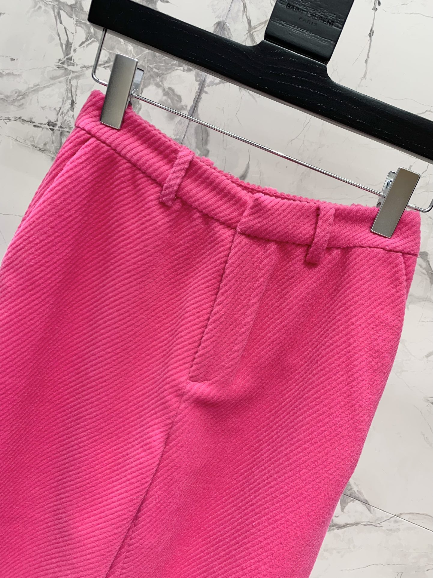 Брюки женские в стиле Saint Laurent из текстурной ткани ярко-розового цвета с широким силуэтом