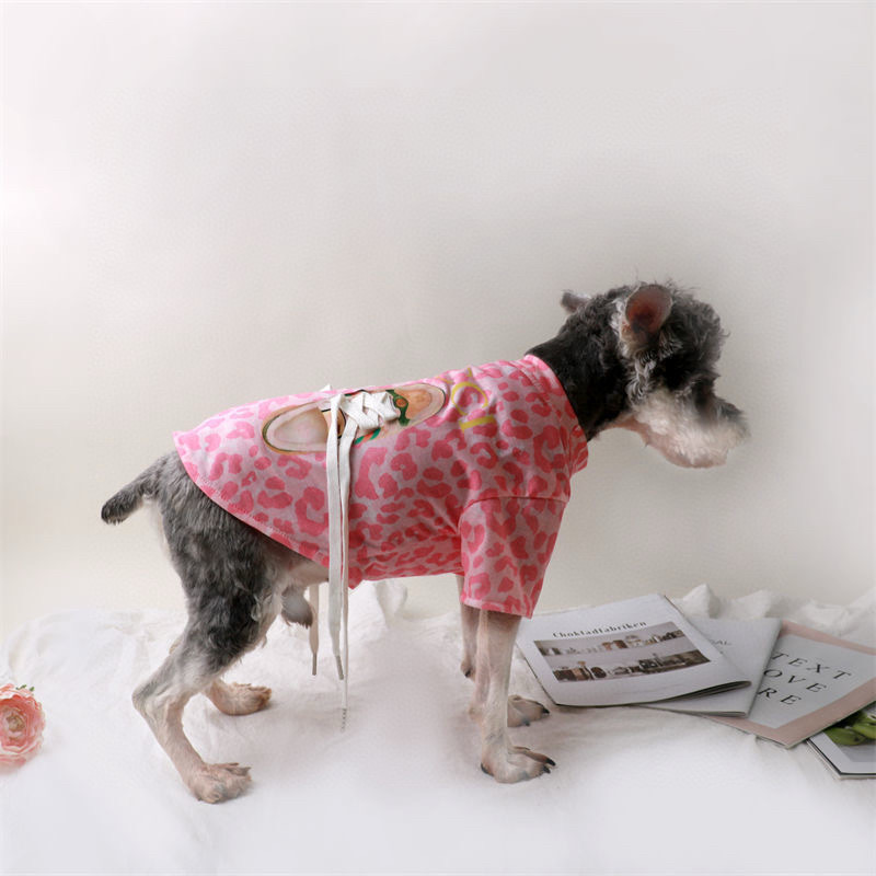 Футболка для собак в стиле Gucci из хлопкового трикотажа розового цвета с принтом кроссовок