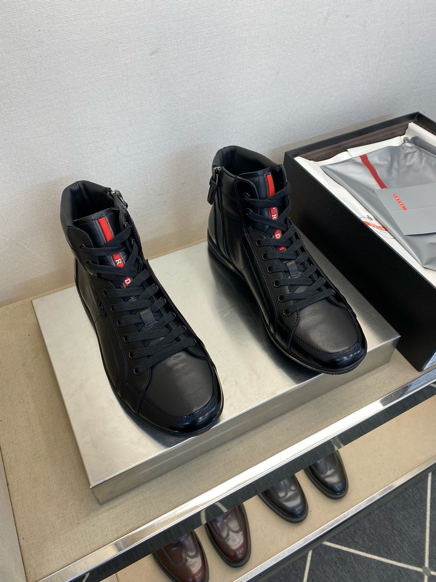 Кроссовки мужские Prada из натуральной кожи черного цвета с красными акцентами