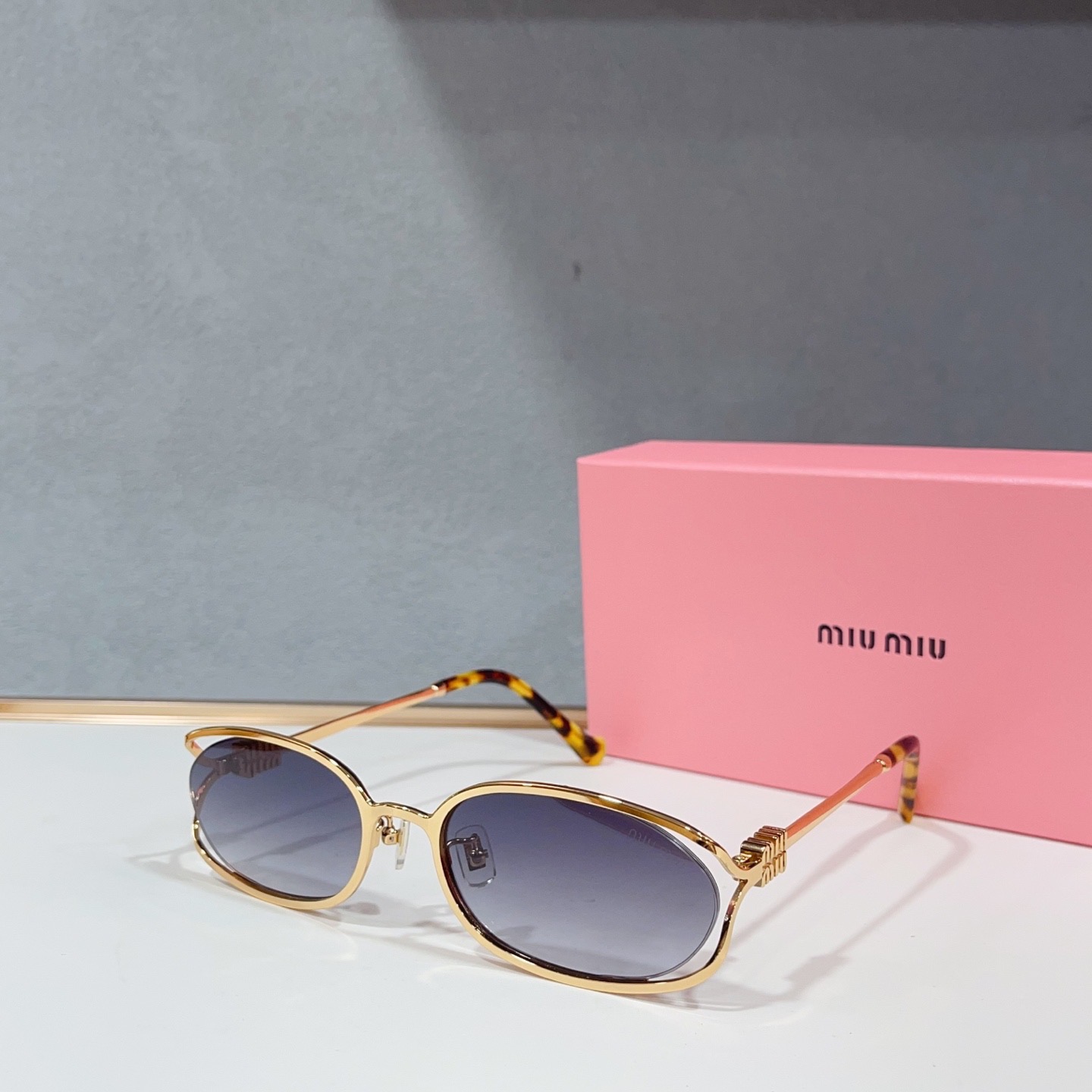 Очки солнцезащитные женские в стиле Miu Miu овальной формы