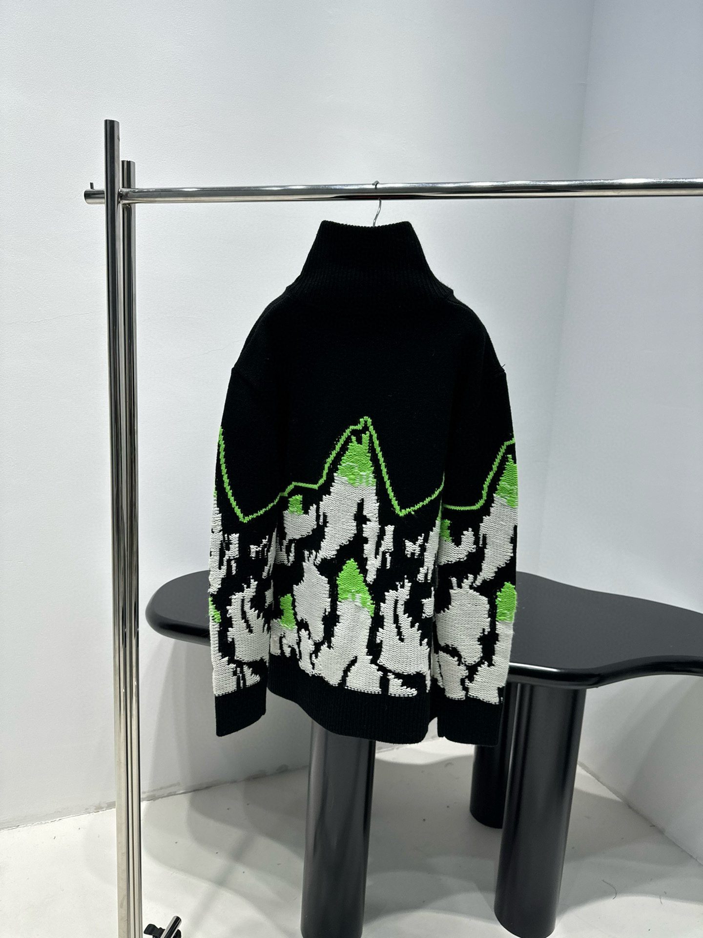 Куртка вязаная мужская в стиле Gucci из шерстяного трикотажа чёрно-белого цвета с жаккардовым узором