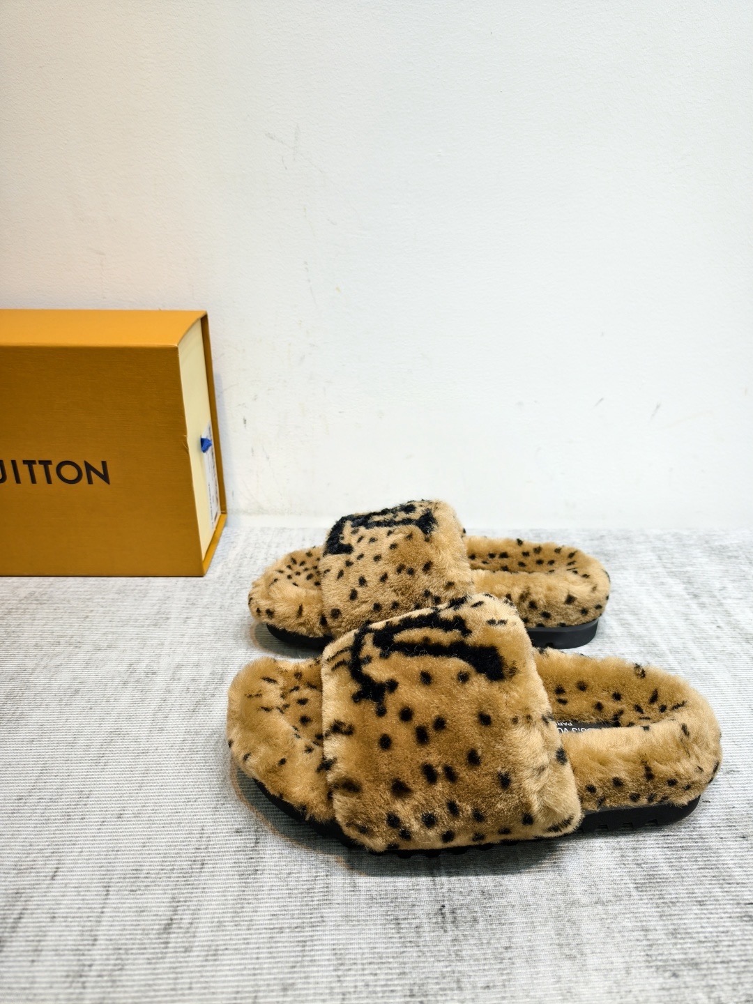 Шлепанцы женские Louis Vuitton коричневого цвета