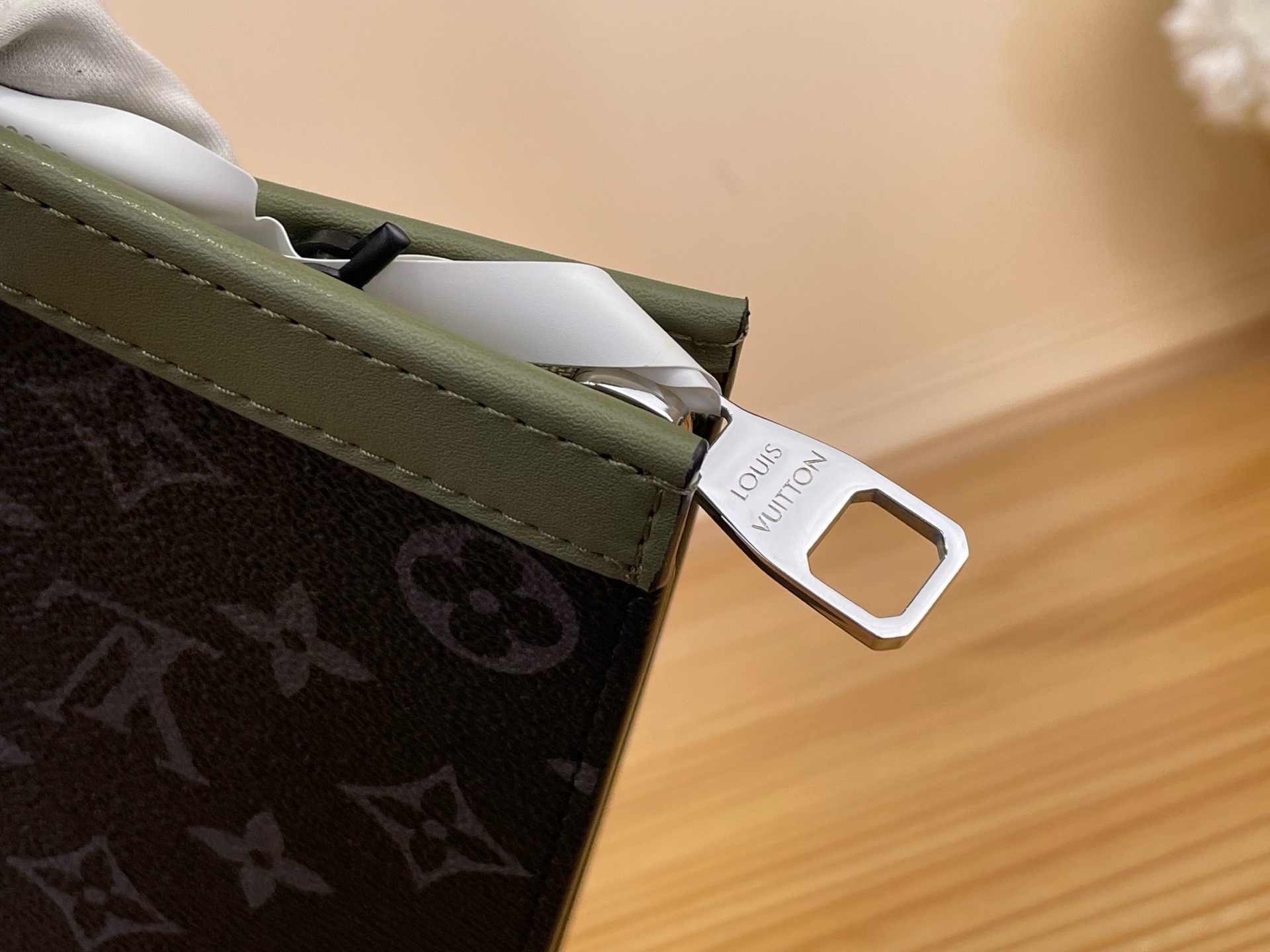 Клатч Louis Vuitton Pochette Voyage чёрно-зелёного цвета