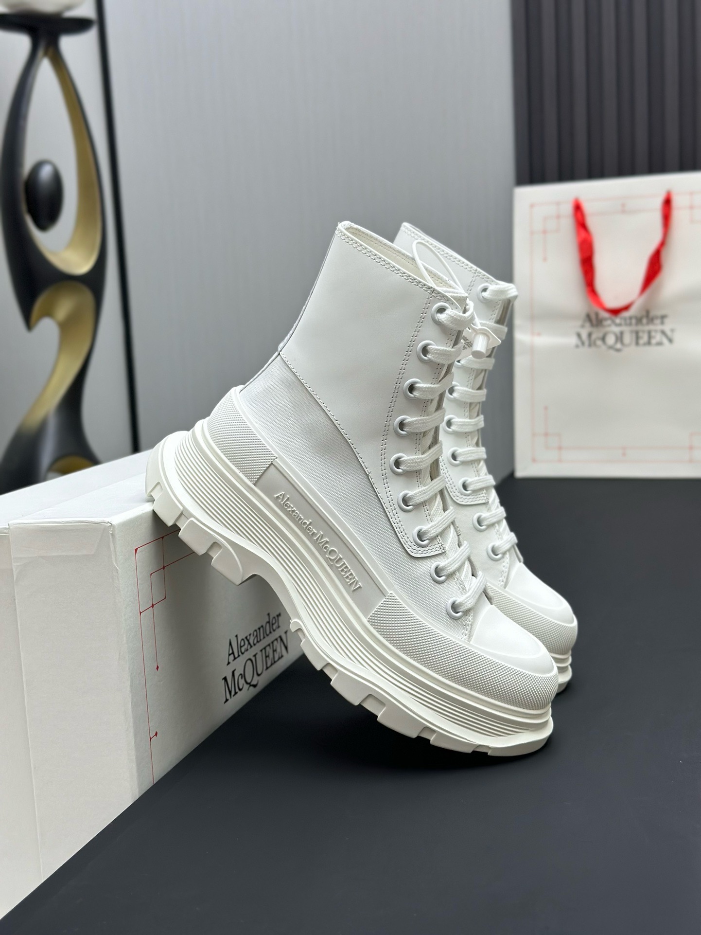 Кеды в стиле Alexander McQueen белого цвета