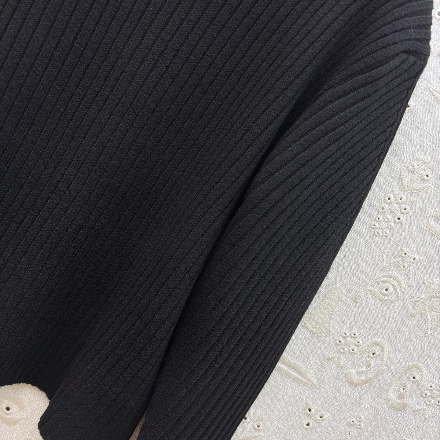 Свитер женский в стиле Schiaparelli чёрного цвета с декоративной шнуровкой на спине