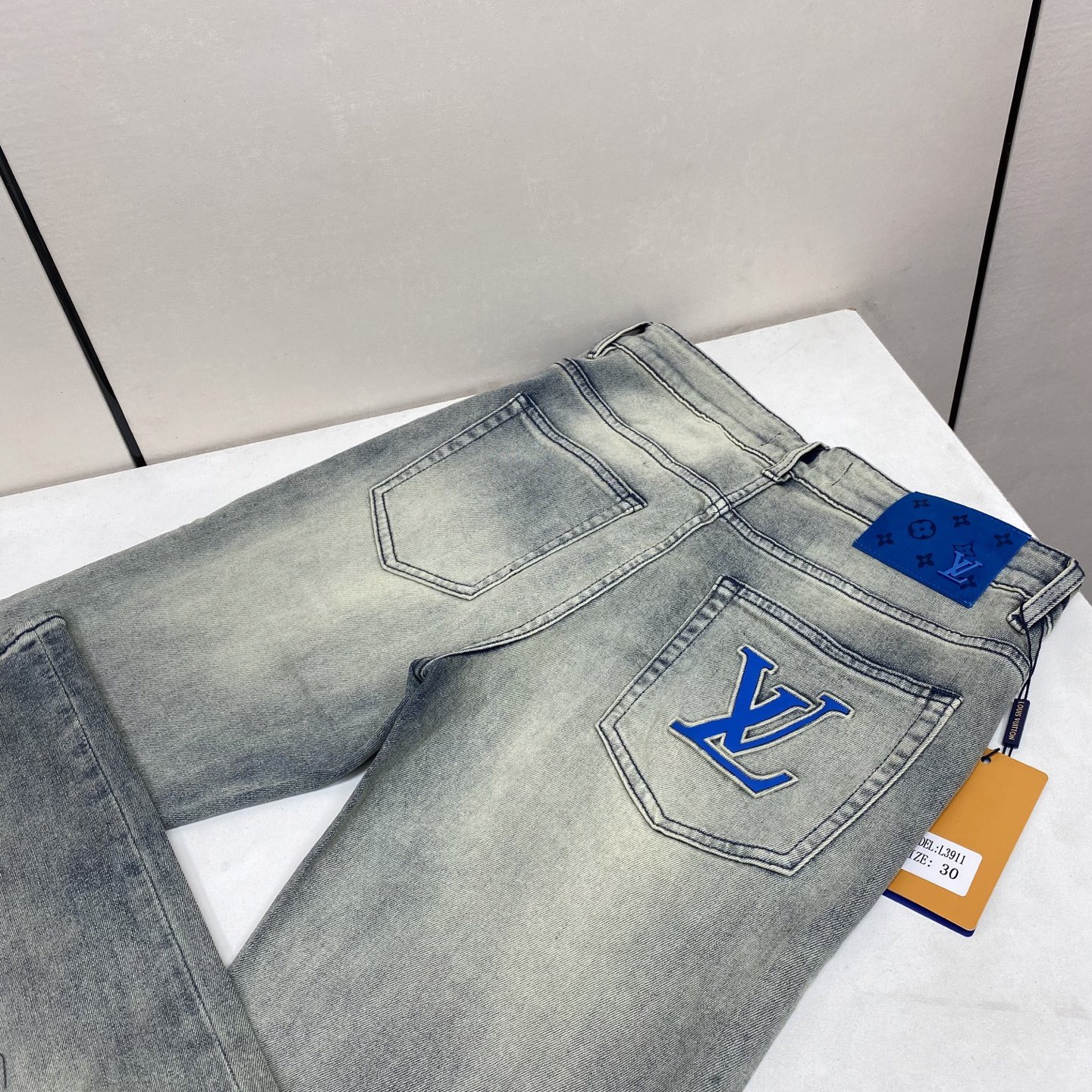 Джинсы мужские в стиле Louis Vuitton светло-голубого цвета с эффектом варки и логотипом