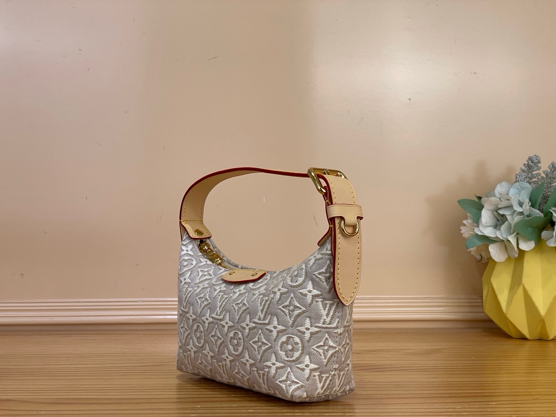 Сумка женская Louis Vuitton Pochette Hills бело-бежевого цвета