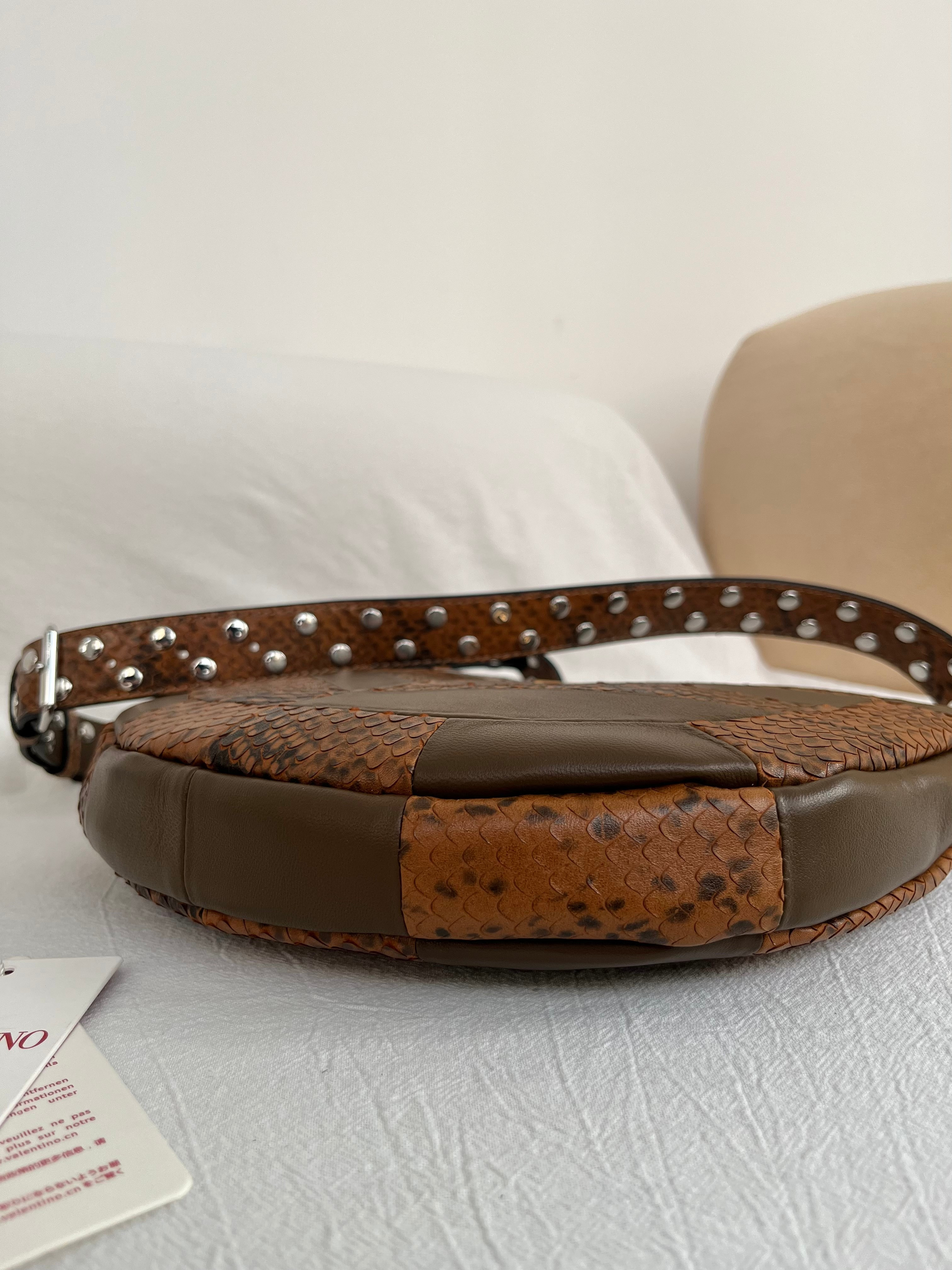 Сумка женская в стиле Valentino Garavani Hoboho Hobo коричневого цвета с фактурной отделкой(28 cм)