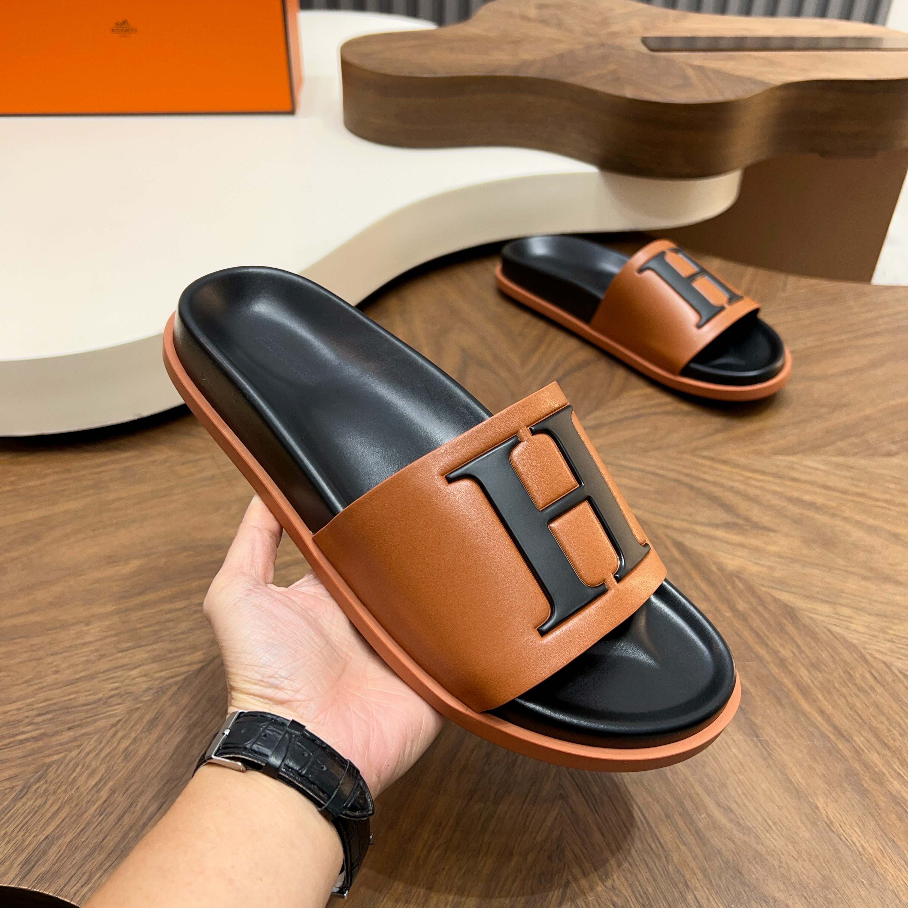 Шлёпанцы мужские в стиле Hermès Oran коричневого цвета