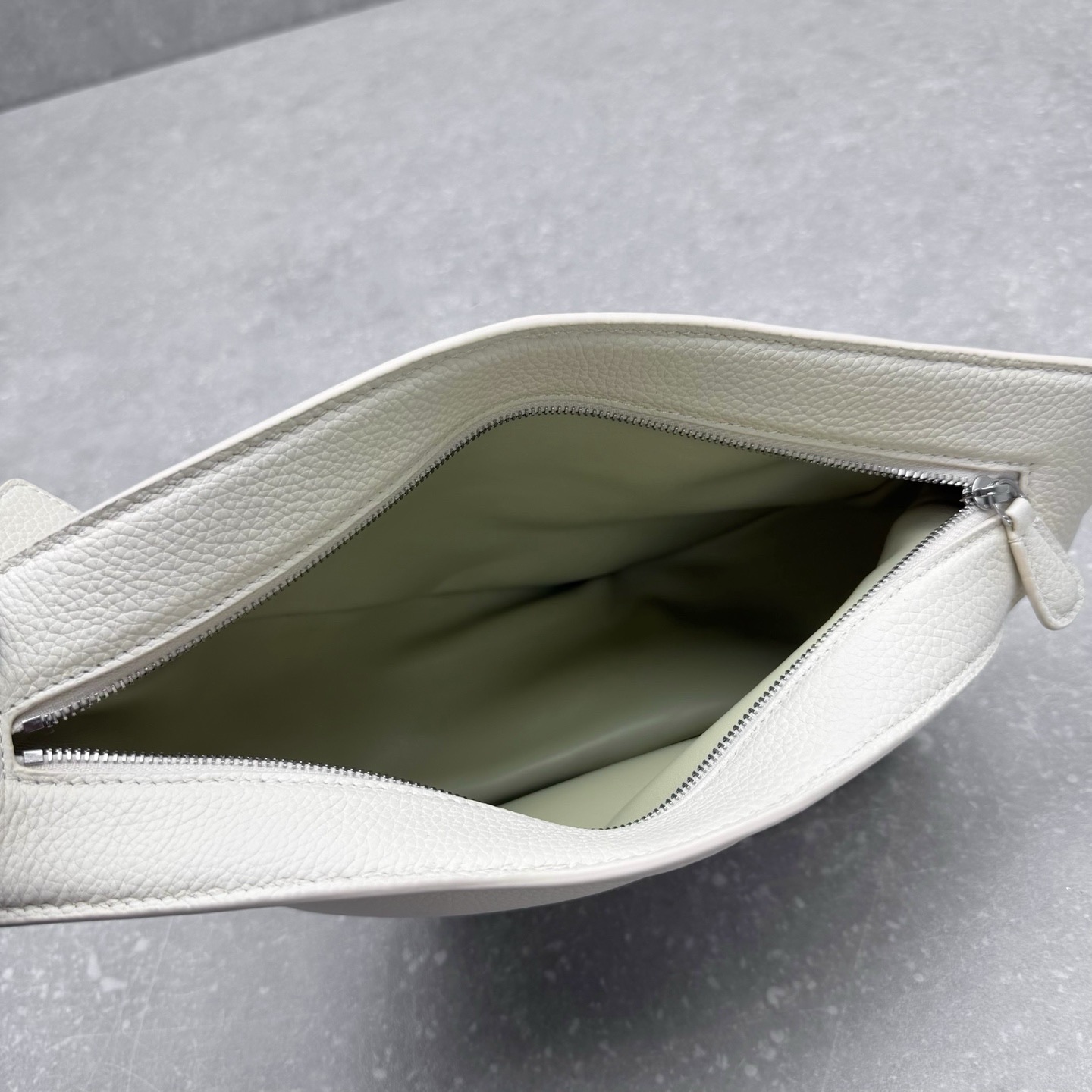 Сумка женская в стиле The Row Banana Bag из натуральной кожи белого цвета