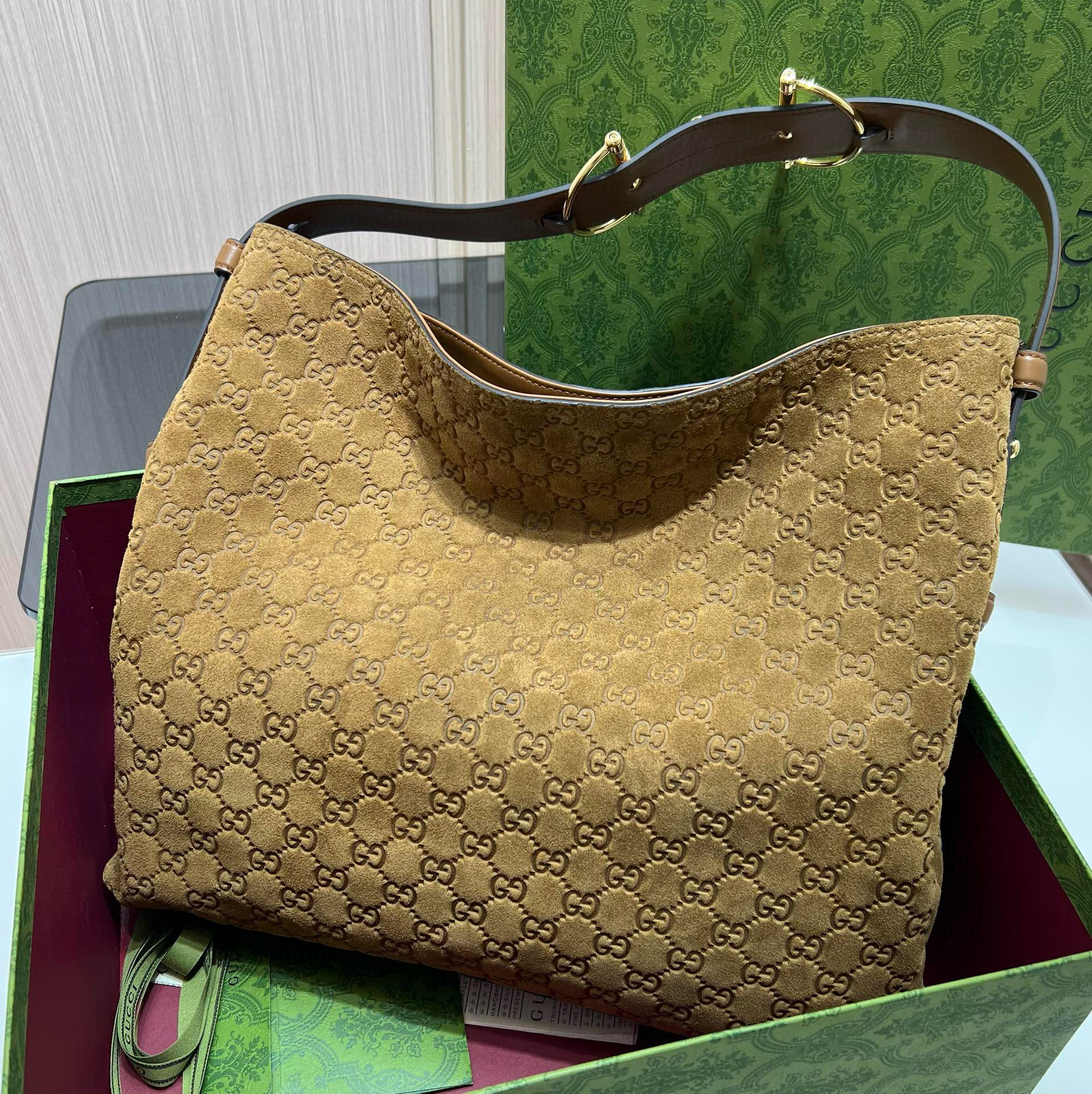 Сумка женская в стиле Gucci GG Emblem из натуральной замши и кожи песочного цвета