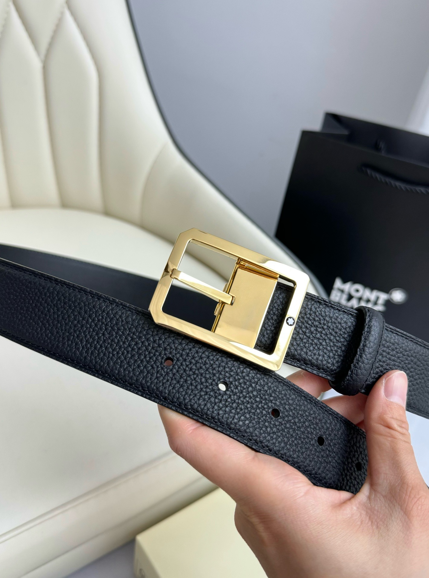 Ремень мужской Montblanc чёрного цвета с классической пряжкой