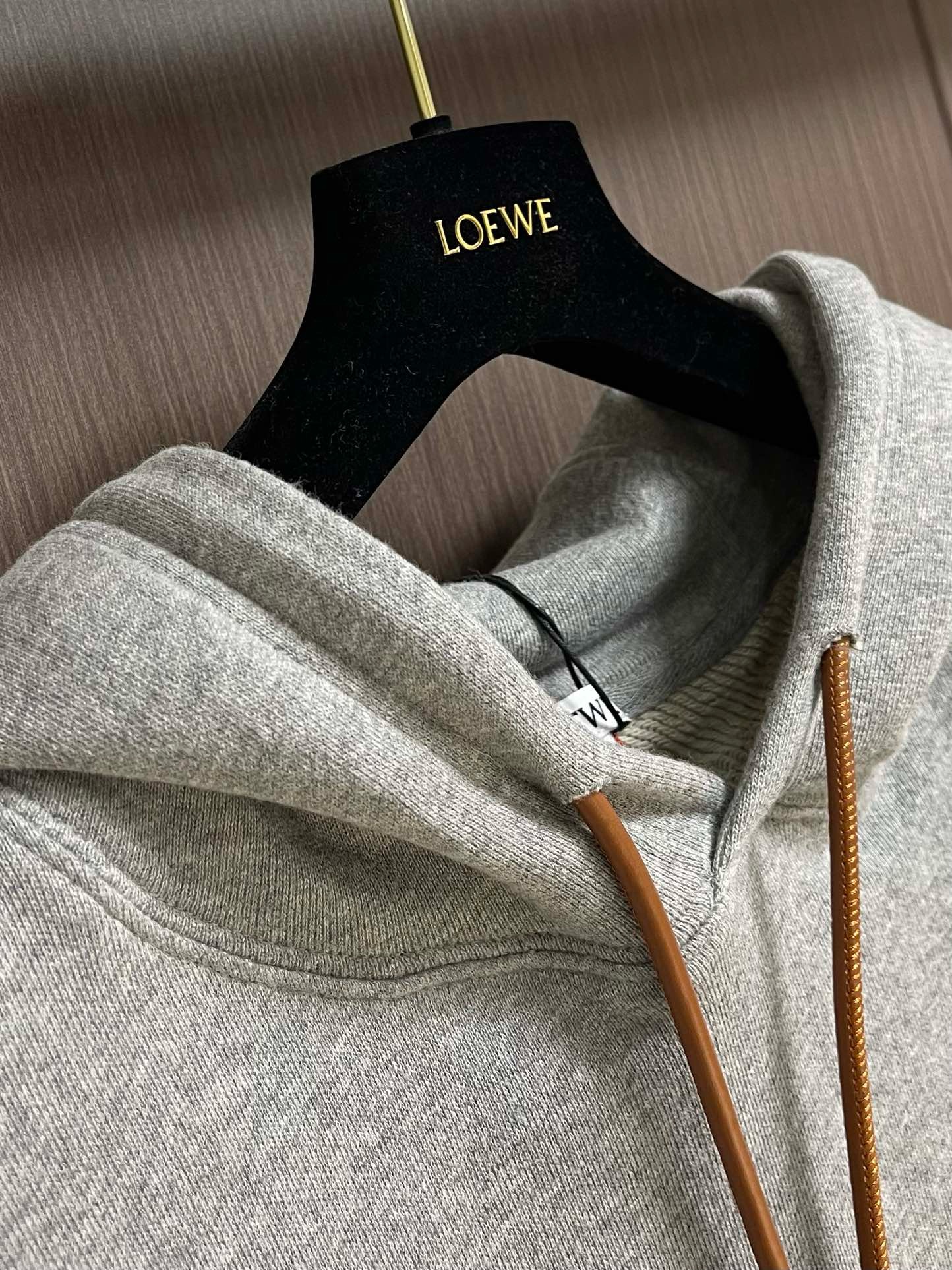Худи Loewe светло-серого цвета с кожаными шнурами и вышивкой Anagram