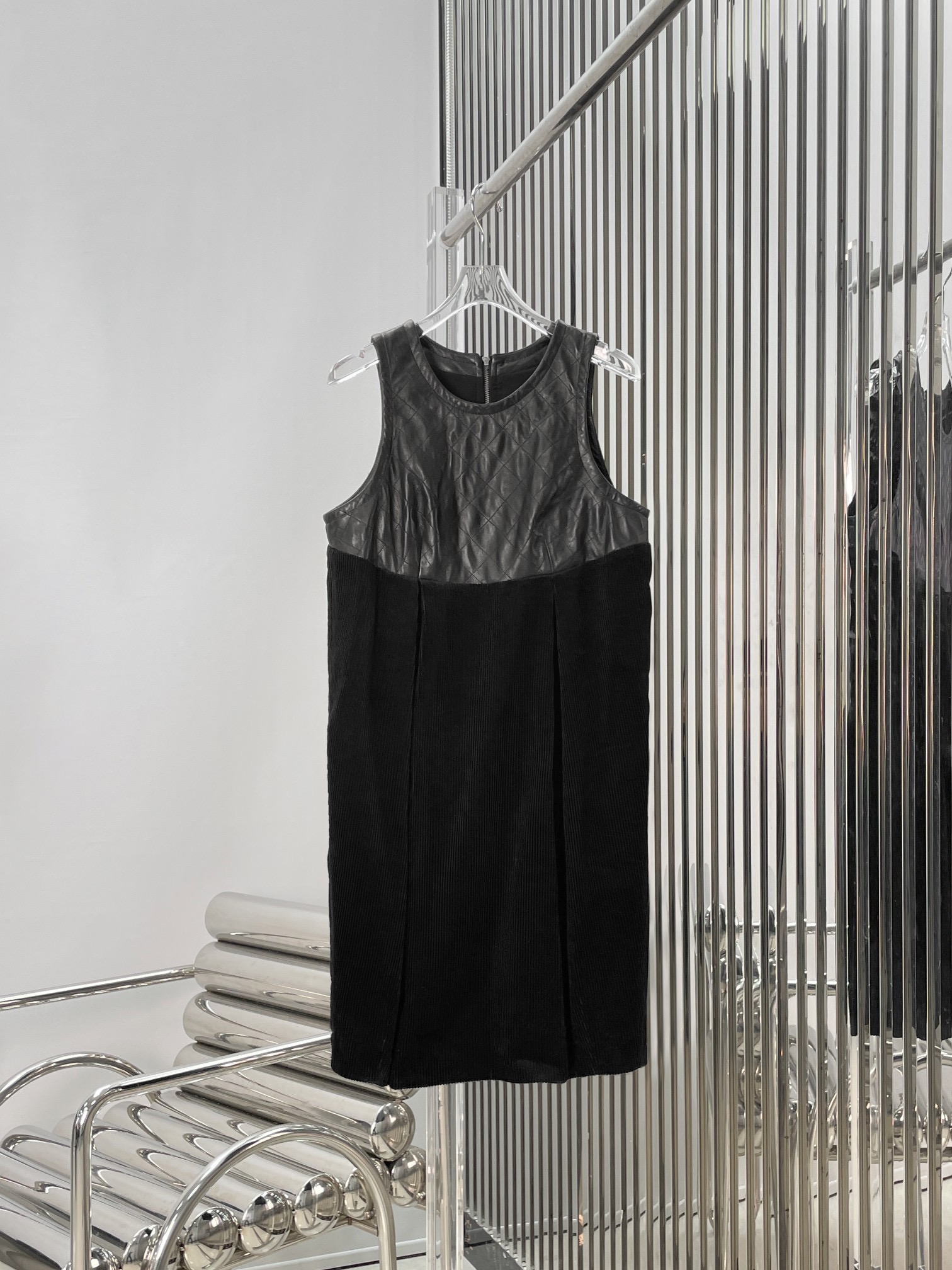 Платье женское в стиле R13 чёрного цвета с кожаной вставкой и прямым силуэтом без рукавов